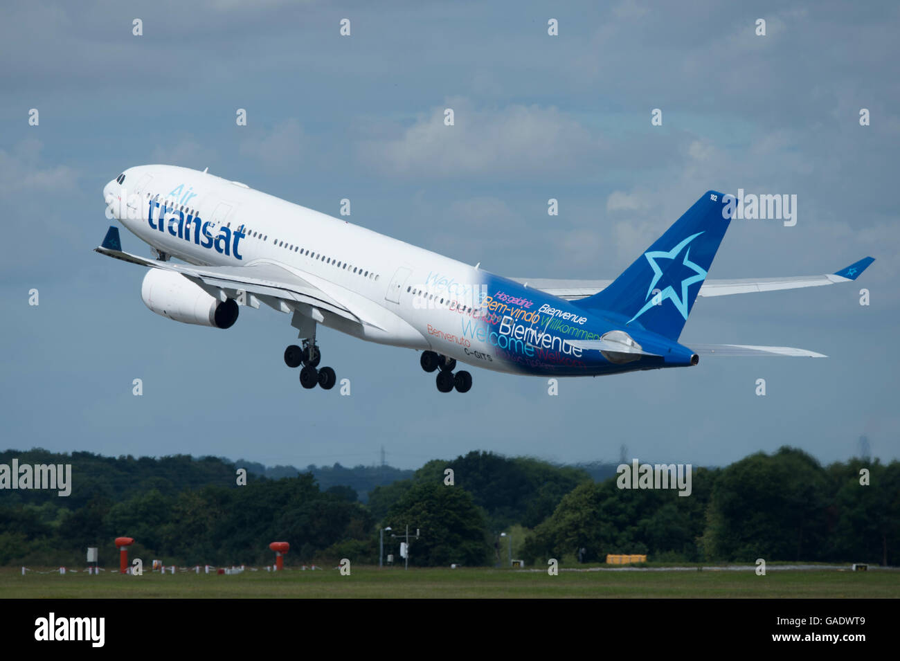 Air Transat d'un Airbus A330 décolle de l'Aéroport International de Manchester (usage éditorial uniquement) Banque D'Images