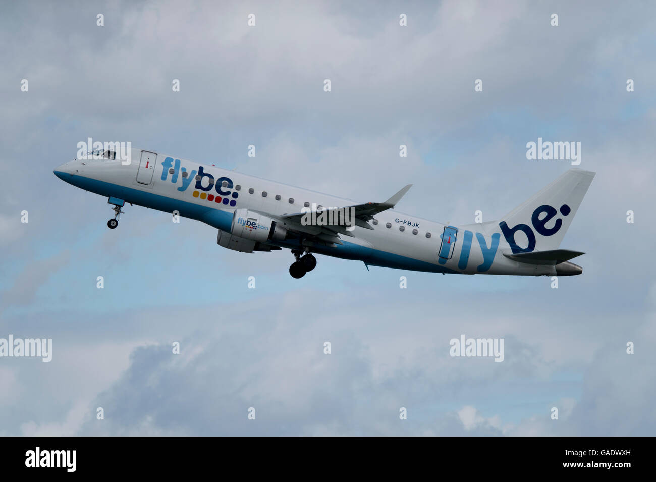Un Flybe Embraer 175 décolle de l'Aéroport International de Manchester (usage éditorial uniquement) Banque D'Images