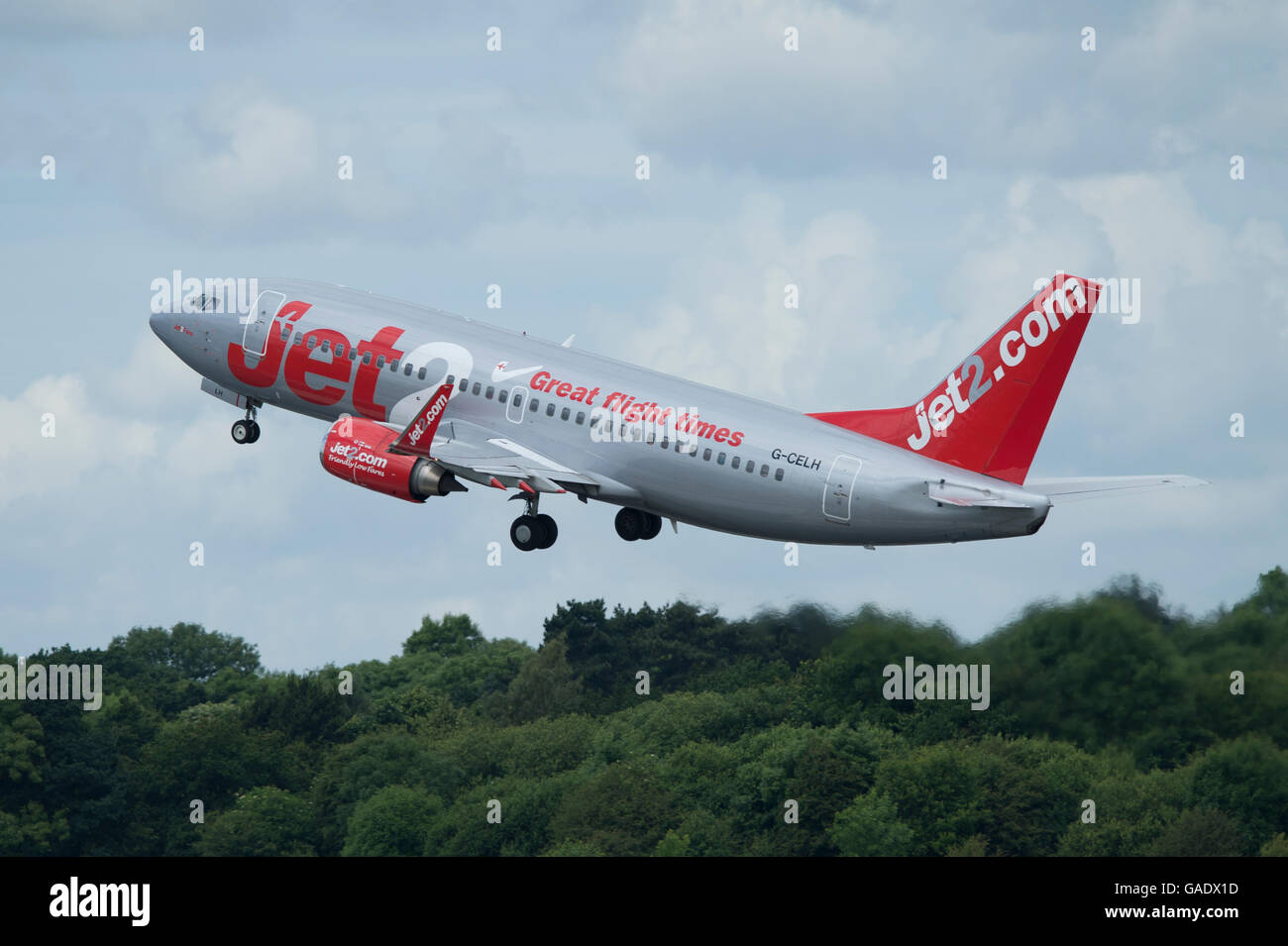 Jet2 un Boeing 737 décolle de l'Aéroport International de Manchester (usage éditorial uniquement) Banque D'Images