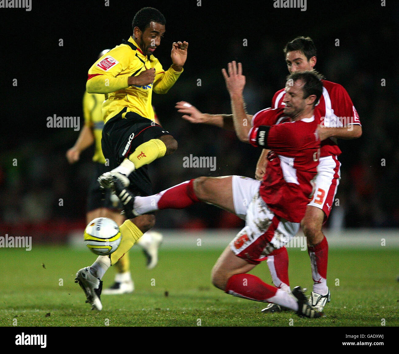 Lee Williamson de Watford (à gauche) sous la pression de Louis Carey de Bristol City pendant le match de championnat de la ligue de football Coca-Cola à Vicarage Road, Watford. Banque D'Images