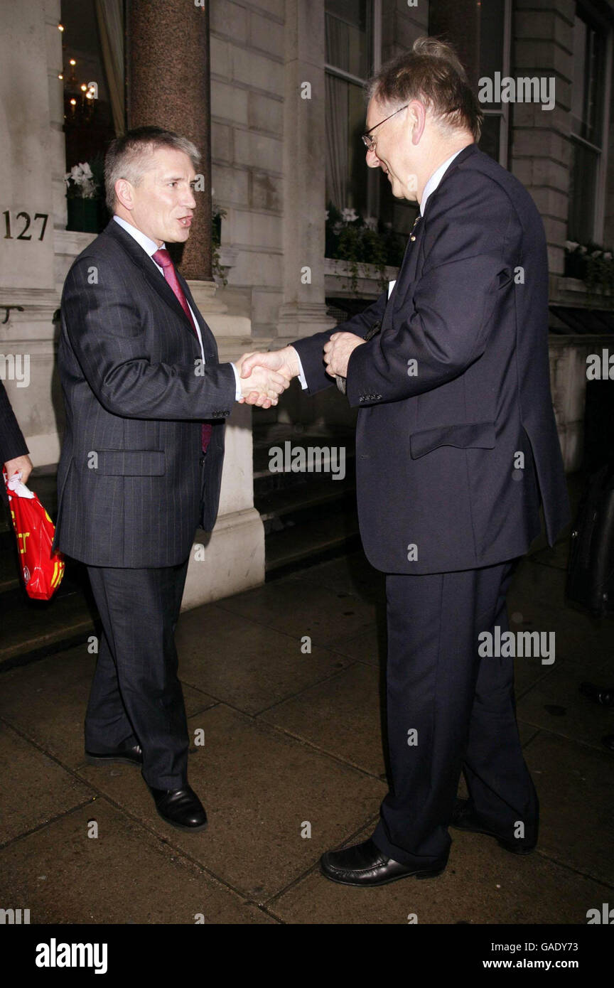 Le chef de police du South Yorkshire Meredydd Hughes et ancien président de la police routière à l'Association des officiers de police en chef (ACPO), avec Peter Bottomley alors qu'il quitte le Cavalry and Guards Club à Piccadilly, dans le centre de Londres, après avoir pris la parole à l'IAM (Institute of Advanced Motorists) Trust Lunch, le jour suivant l'interdiction de conduire à une vitesse de 90 km/h. Banque D'Images