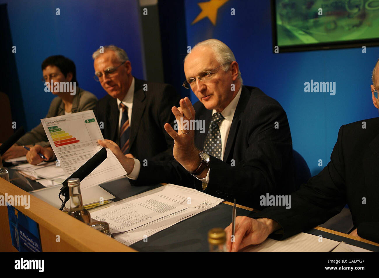 Le ministre de l'Environnement, John Gormley, dévoile aujourd'hui le premier budget carbone de l'Irlande dans les bâtiments gouvernementaux de Dublin, en compagnie du ministre d'État, Tony Killeen (à gauche). Banque D'Images