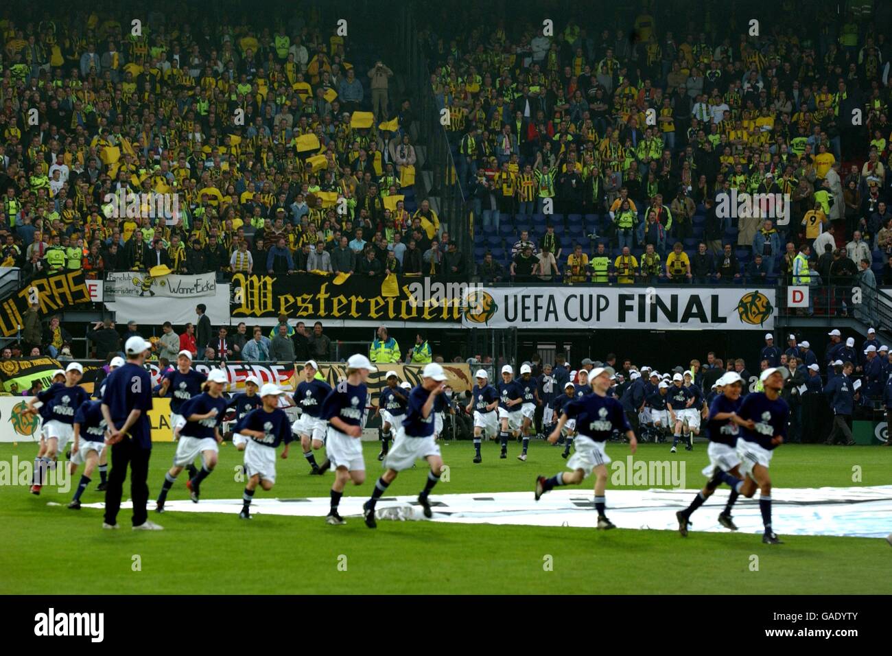 Football - coupe UEFA - finale - Feyenoord / Borussia Dortmund.Les fans de Borussia Dortmund regardent le spectacle avant le match Banque D'Images