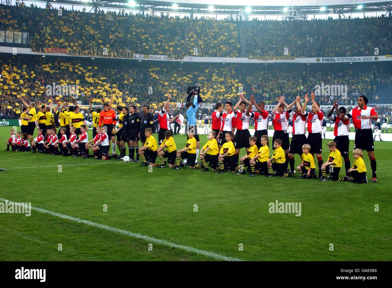 Feyenoords patrick paauwe se bat avec le borussia dortmunds jan koller