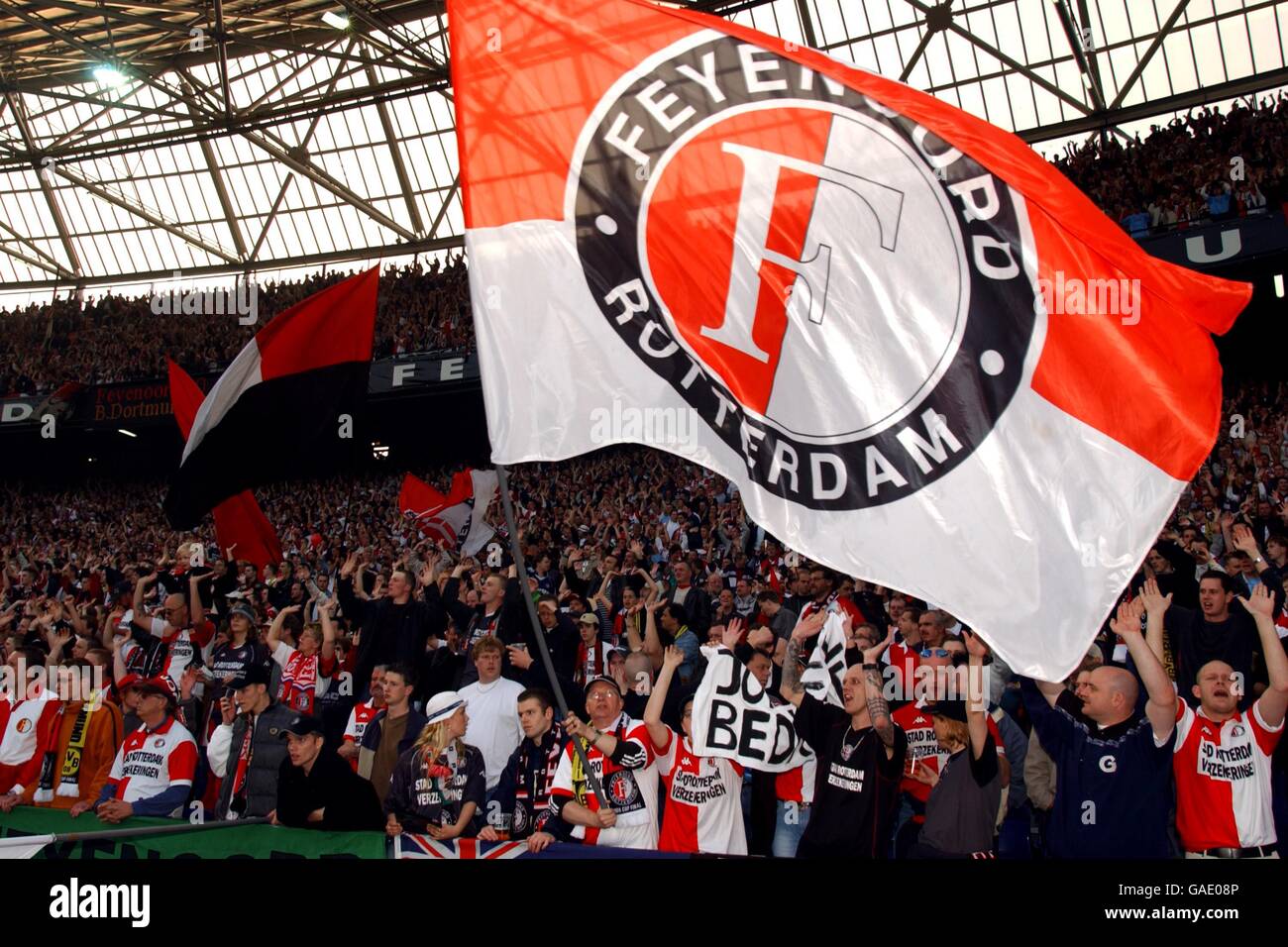 Football - coupe UEFA - finale - Feyenoord / Borussia Dortmund. Les fans de Feyenoord applaudissent leur équipe Banque D'Images