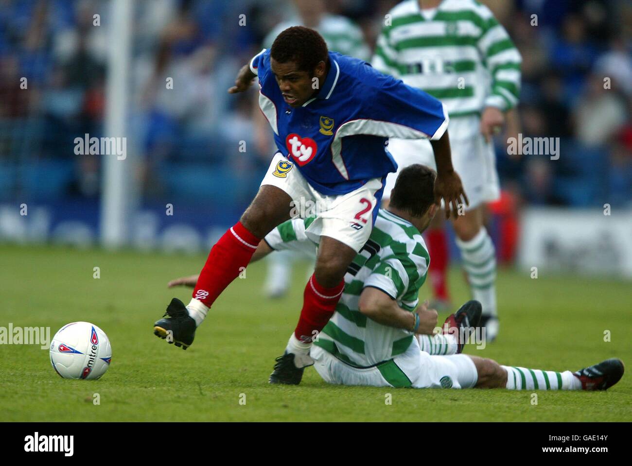 Football - amical - Portsmouth v Celtic.Kevin Harper de Portsmouth s'emmêle à David Fernadez du Celtic Banque D'Images
