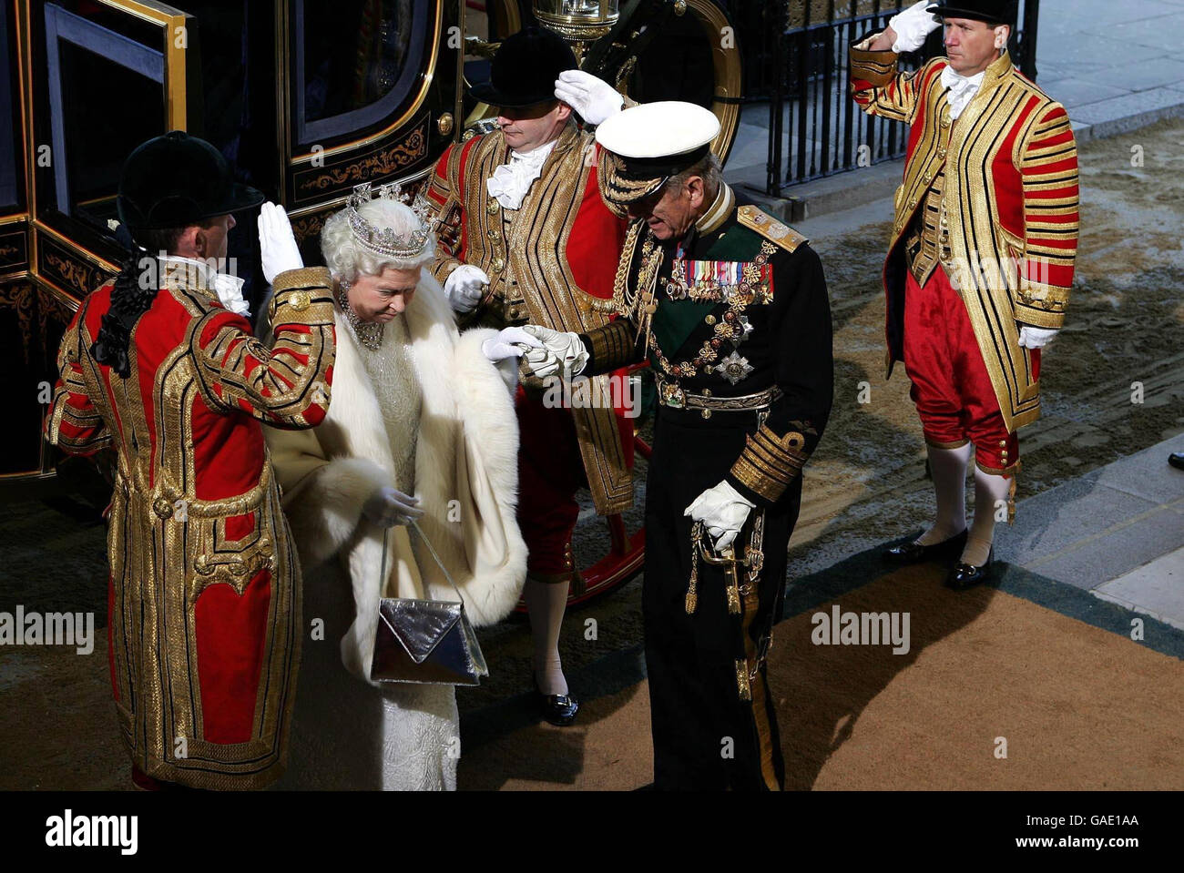 La reine Elizabeth II est assistée par le duc d'Édimbourg, alors qu'elle arrive à l'entrée souveraine de la Chambre des Lords pour l'ouverture d'État du Parlement à Londres. Banque D'Images