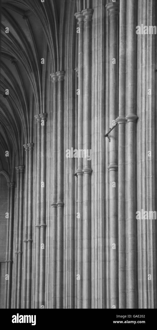 Les colonnes verticales à attirer un visiteur de voir vers le haut. La Cathédrale de Canterbury, Canterbury, Kent, Angleterre. Banque D'Images