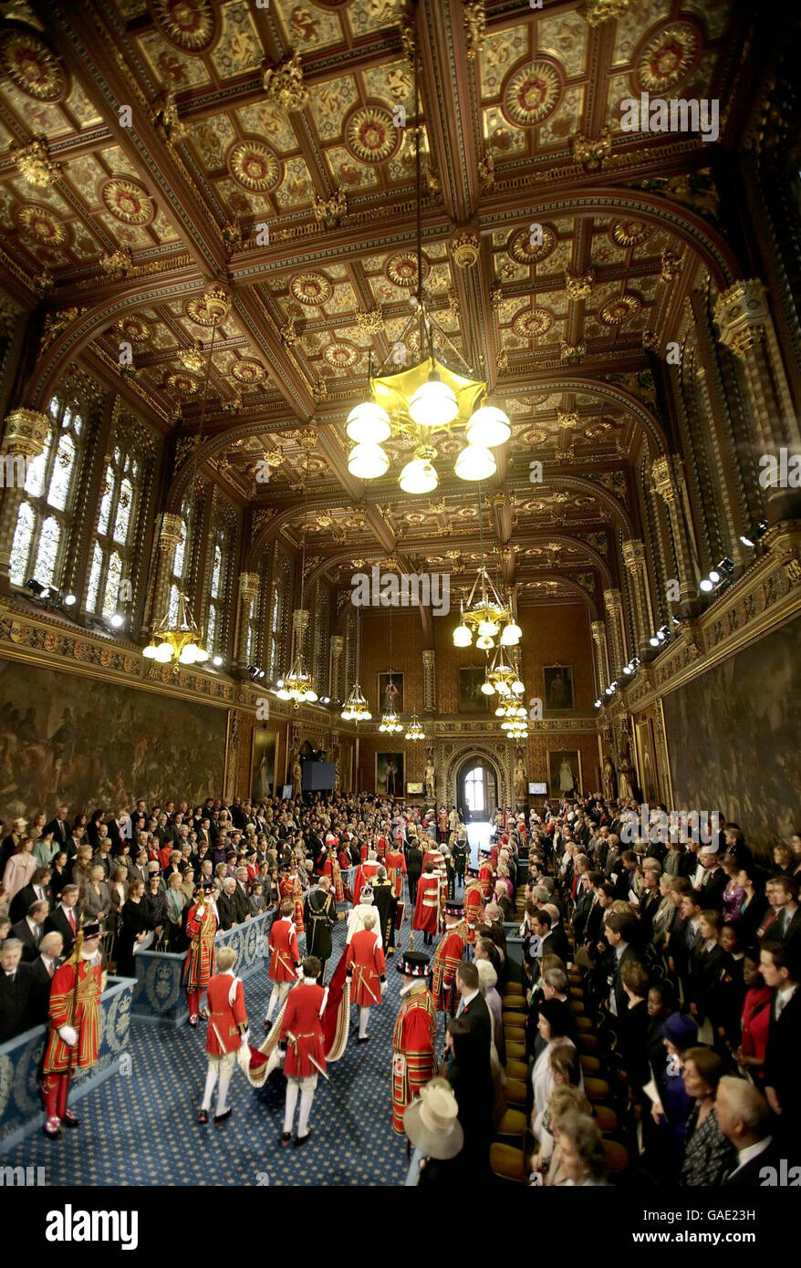 Sa Majesté la reine Elizabeth II et son Altesse Royale le prince Philip, duc d'Édimbourg, reviennent à la Galerie royale de la Chambre des Lords à la suite de l'ouverture du Parlement à Londres. Banque D'Images