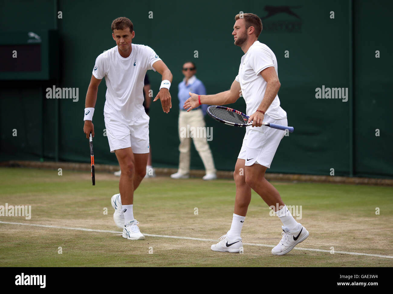 Jack Sock (droite) et Vasek Pospisil au septième jour de la Wimbledon à l'All England Lawn Tennis et croquet Club, Wimbledon. Banque D'Images