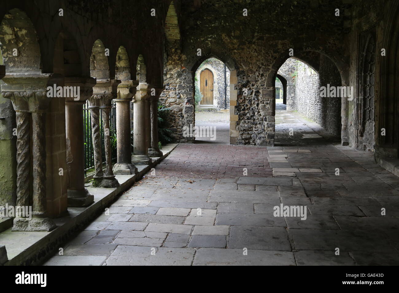 Le cloître de la Cathédrale de Canterbury offrent toujours un endroit frais, endroit calme. Banque D'Images