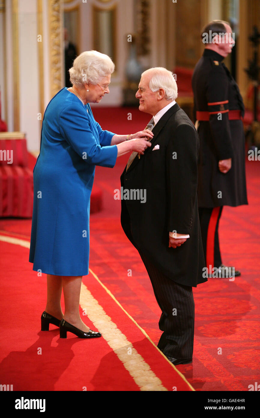 Le lieutenant-colonel Conway Seymour de Londres est fait un LVO par la Reine au Palais de Buckingham. Banque D'Images