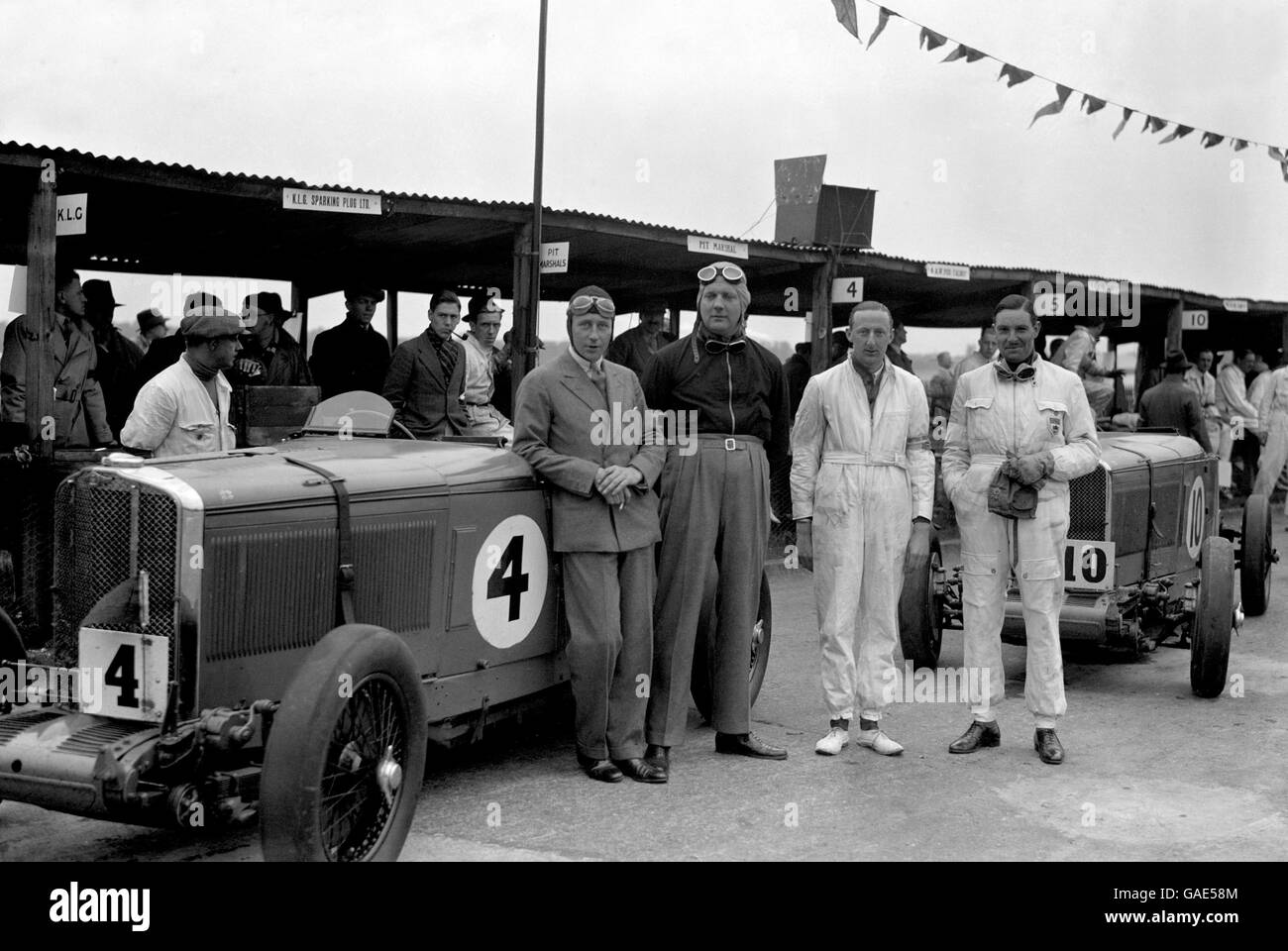 (l-r)chauffeurs l'honorable Brian Lewis, John Cobb, Tim Rose-Richards et A.O. Sauder Davis, poser par leurs voitures à Brooklands. Banque D'Images