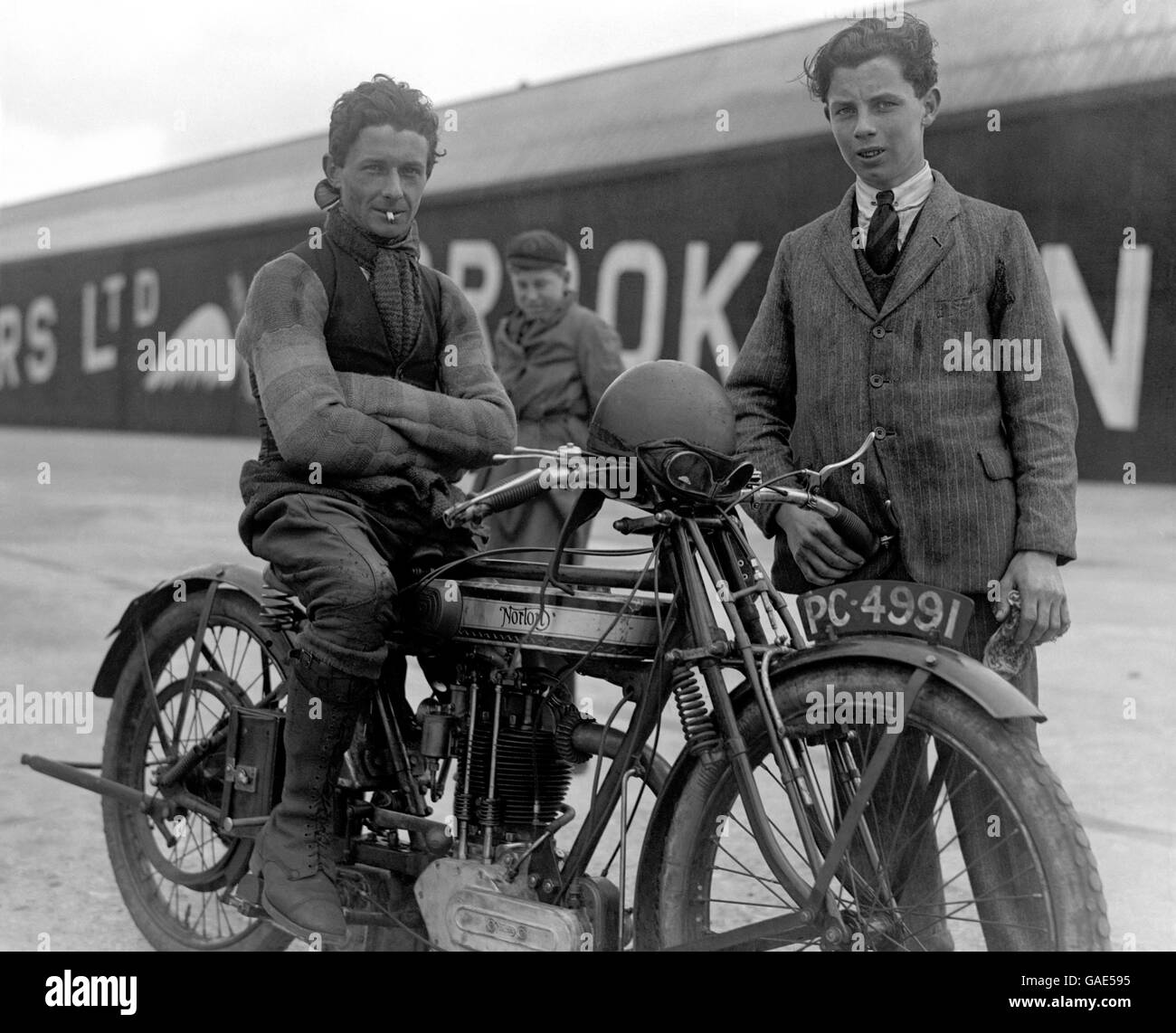 Moto - Bert Denly - Brooklands.Albert 'Bert' Denly, motocycliste, pratiquant sur le circuit Brooklands sur son modèle 18 Norton. Banque D'Images