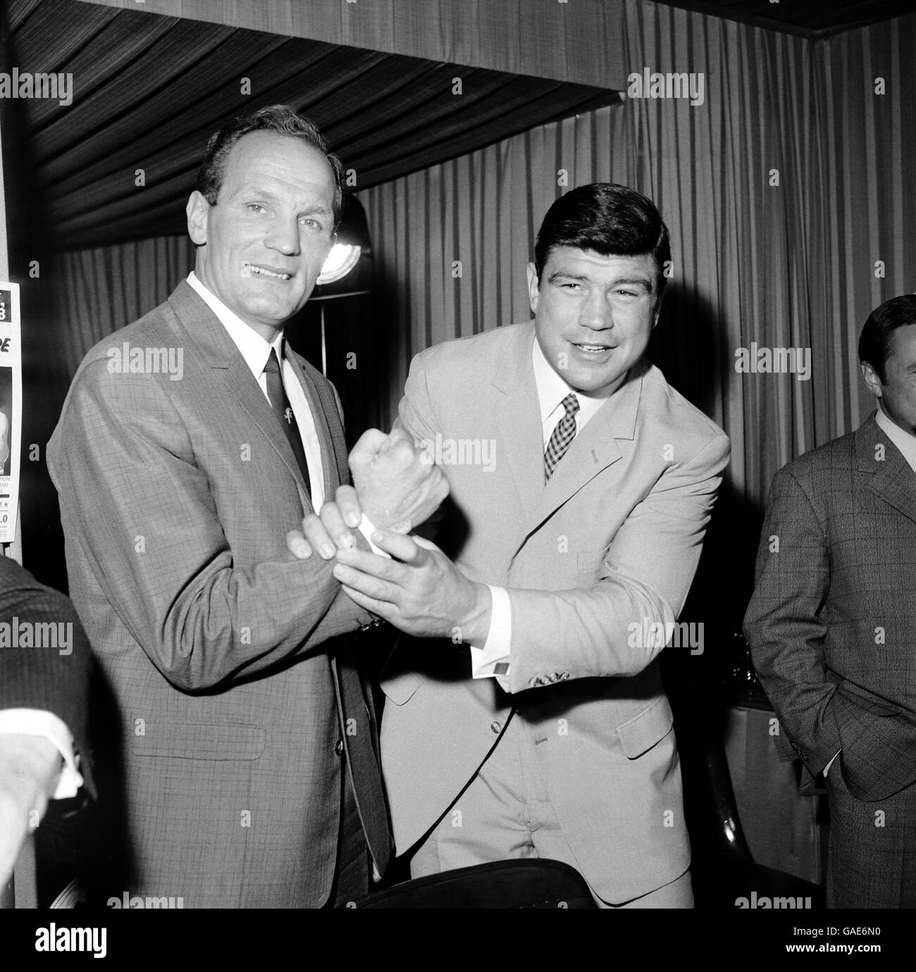 (G-D) le champion britannique de poids lourd Henry Cooper s'élance avec l'européen Champion Karl Mildenberger après qu'ils ont signé des contrats pour combattre chacun Autre à Wembley le 18 septembre Banque D'Images