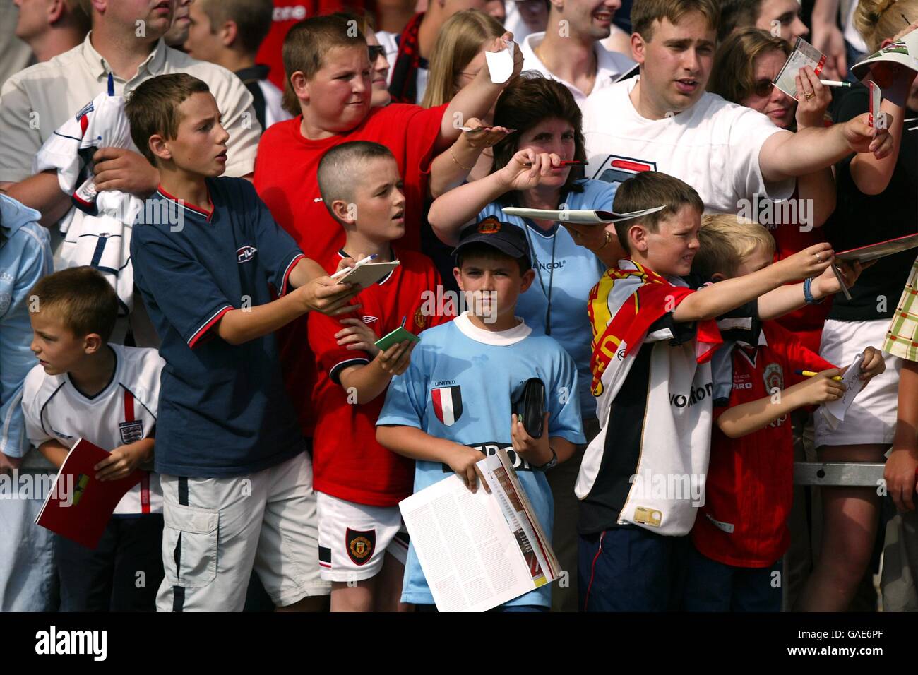 Les fans de Manchester United essaient de se procurer des autographes de leurs héros Banque D'Images