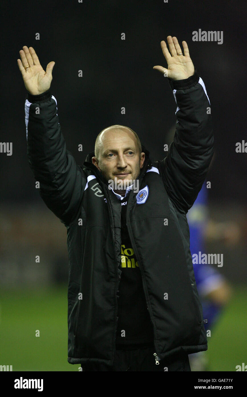 Le nouveau directeur de Leicester City, Ian Holloway, accueille la foule lors de son premier match à domicile lors du match de championnat de la Coca-Cola football League au stade Walkers, à Leicester. Banque D'Images