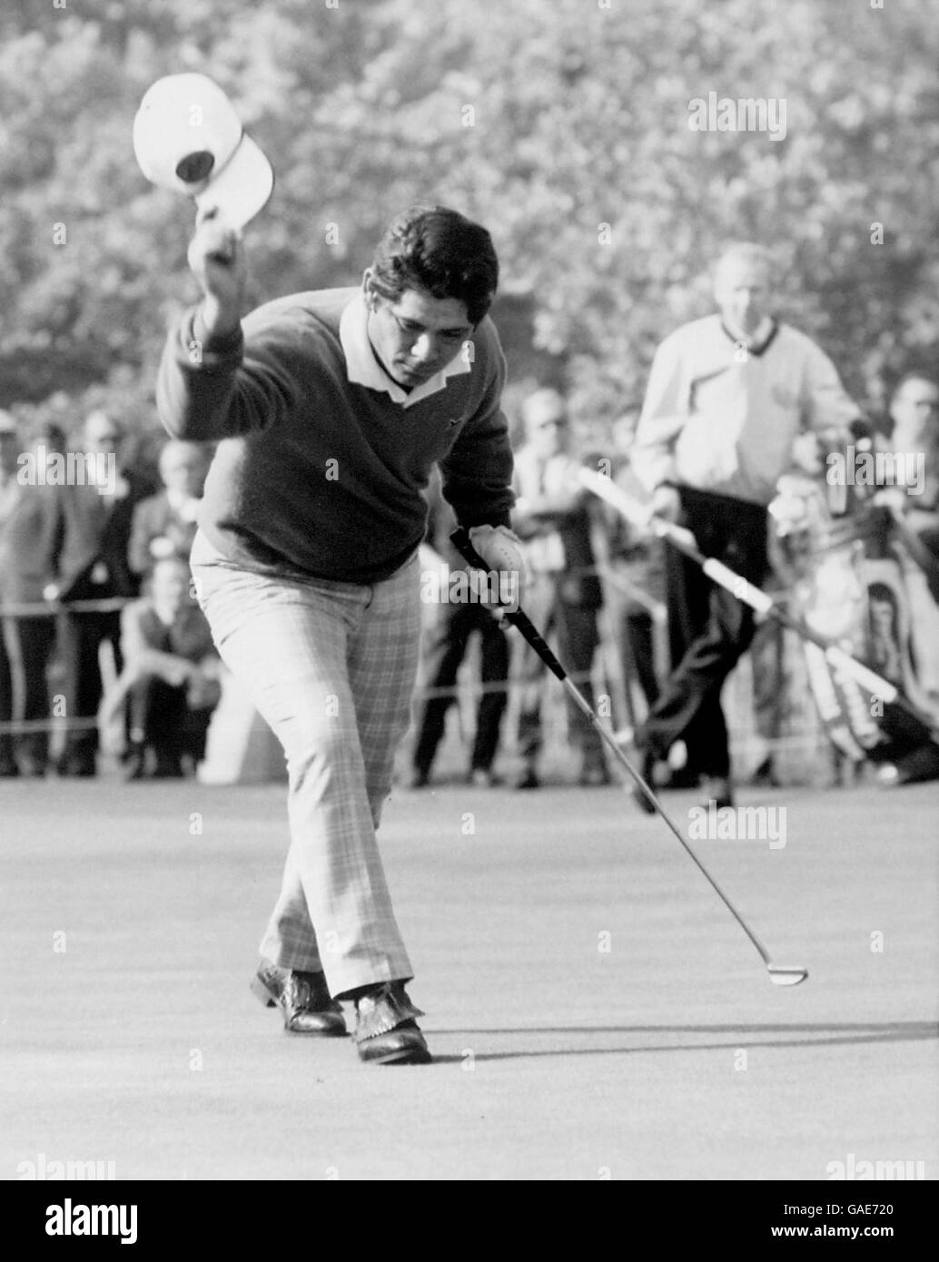 Lee Trevino reconnaît les applaudissements de la foule après le naufrage un putt sur le 16e vert Banque D'Images