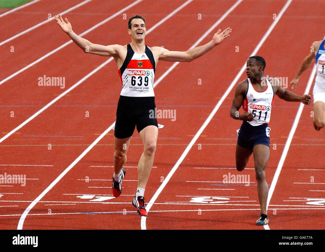 Ingo Schultz (639), en Allemagne, célèbre la victoire de la finale du 400m masculin Devant Daniel Caines en Grande-Bretagne (511) Banque D'Images