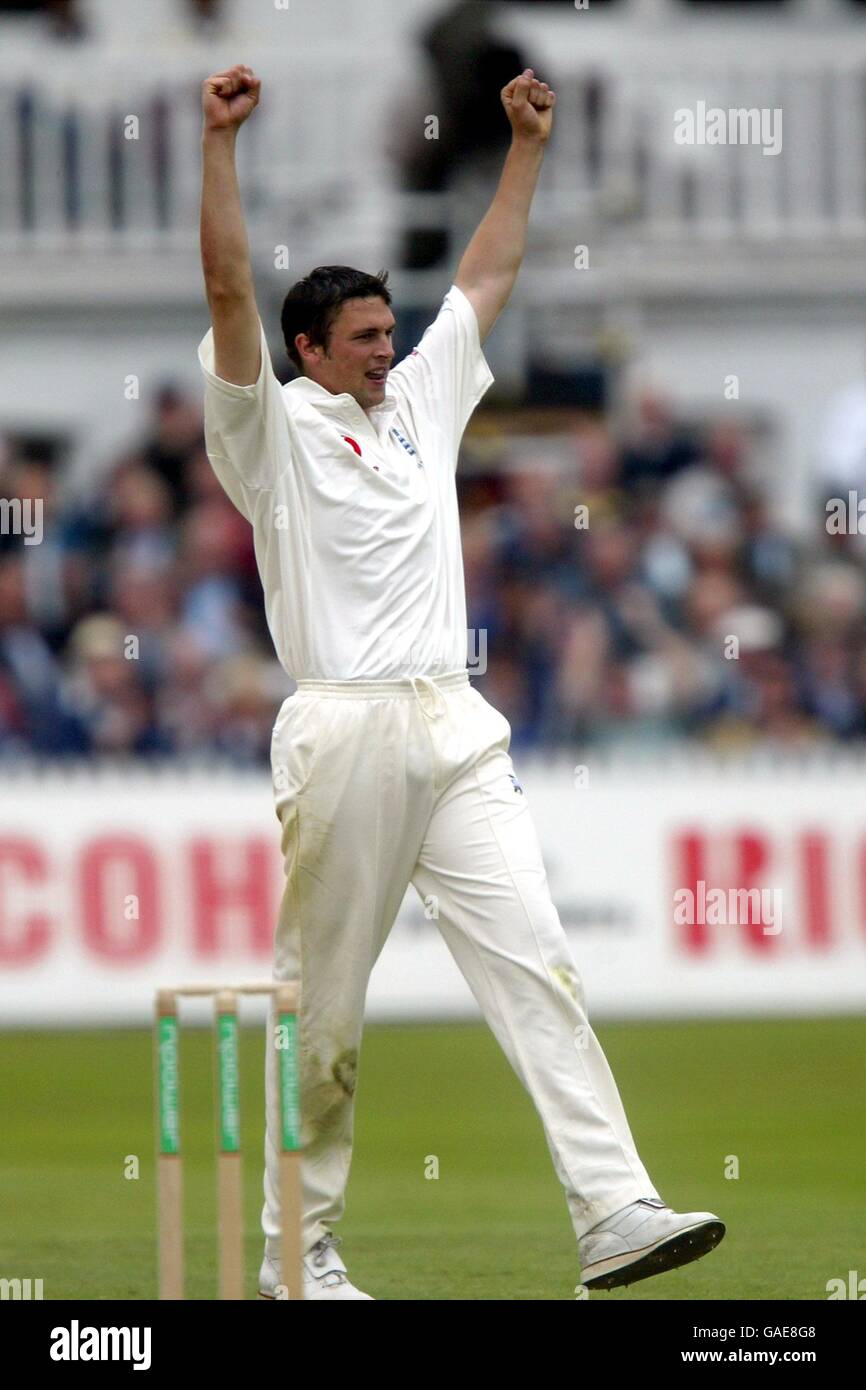 Cricket - Angleterre / Inde - deuxième test de npower - deuxième jour.Le joueur d'Angleterre Steve Harmison célèbre son premier test de cricket en faisant prendre Ajit Amarkar en Inde Banque D'Images