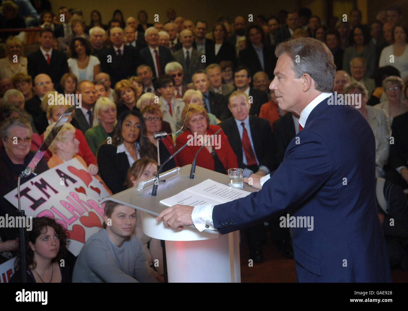 L'ancien Premier ministre britannique Tony Blair, au Trimdon Labor Club de Sedgefield, est sous la surveillance d'une foule qui comprend le promoteur immobilier David Abrahams (au premier rang des Red tie), qui a donné plus de 650,000 000 personnes à des amis et collègues pour qu'ils passent au Labour afin d'éviter toute publicité. Banque D'Images