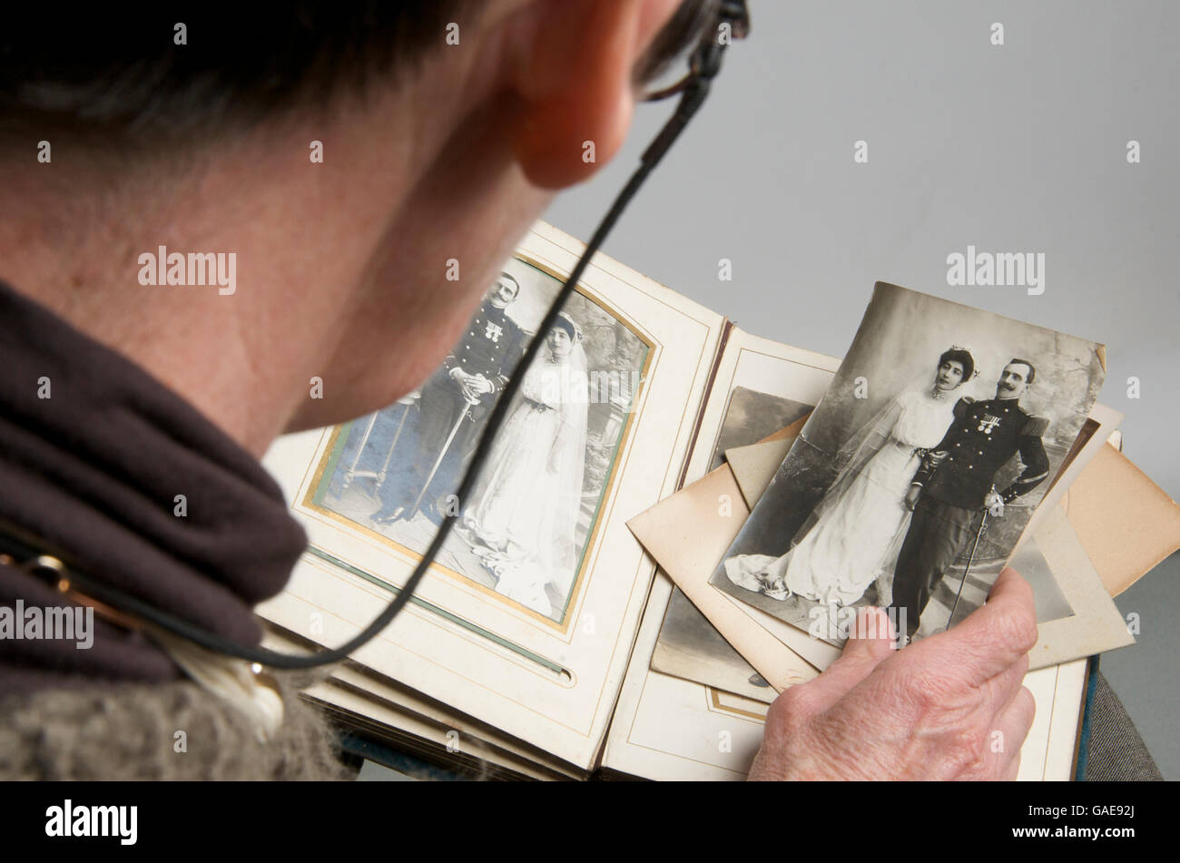 Homme qui regarde une vieille photo album Photo Stock - Alamy