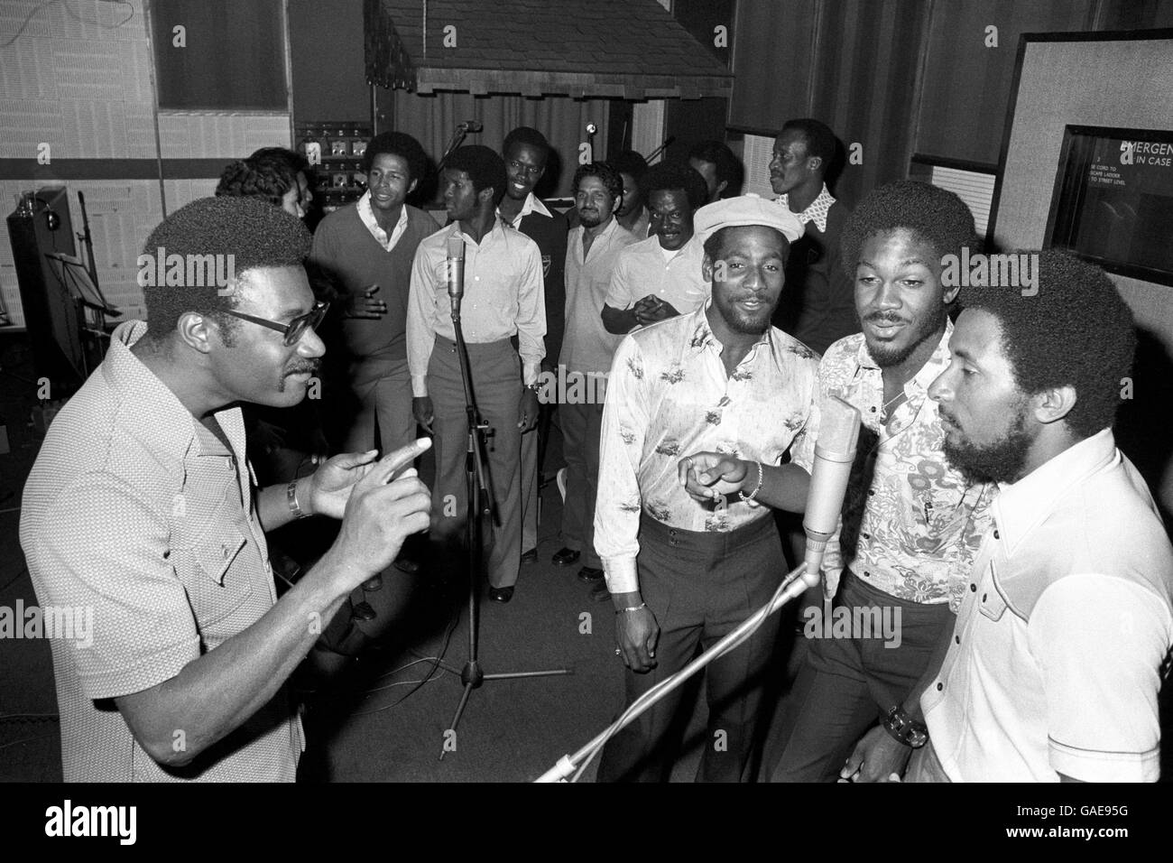 Clive Lloyd (à gauche), skipper de l'équipe de cricket de l'Inde de l'Ouest, dirige les membres de son équipe de chant, au cours d'une séance d'enregistrement aux studios Lansdowne, à Holland Park. L'équipe faisait un enregistrement appelé Victory Calypso. Banque D'Images