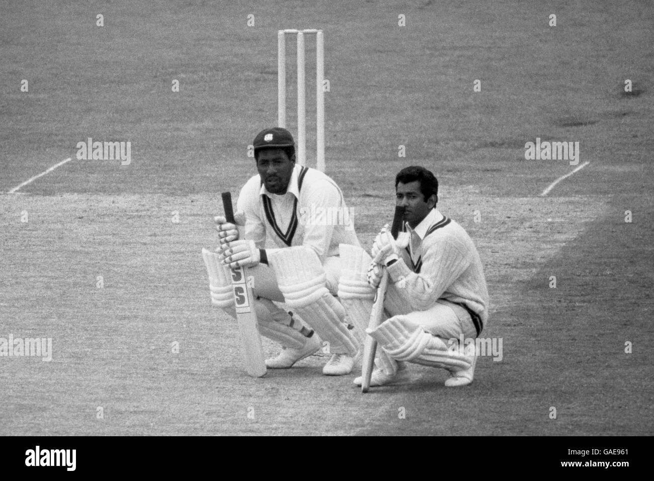 Viv Richards, le grand batteur indien de l'Ouest qui a passé son siècle à Trent Bridge, prend un partenaire de frappeur de breatherwith Alvin Kallicharran (à droite) pendant la journée d'optation du premier match de Test contre l'Angleterre. Banque D'Images