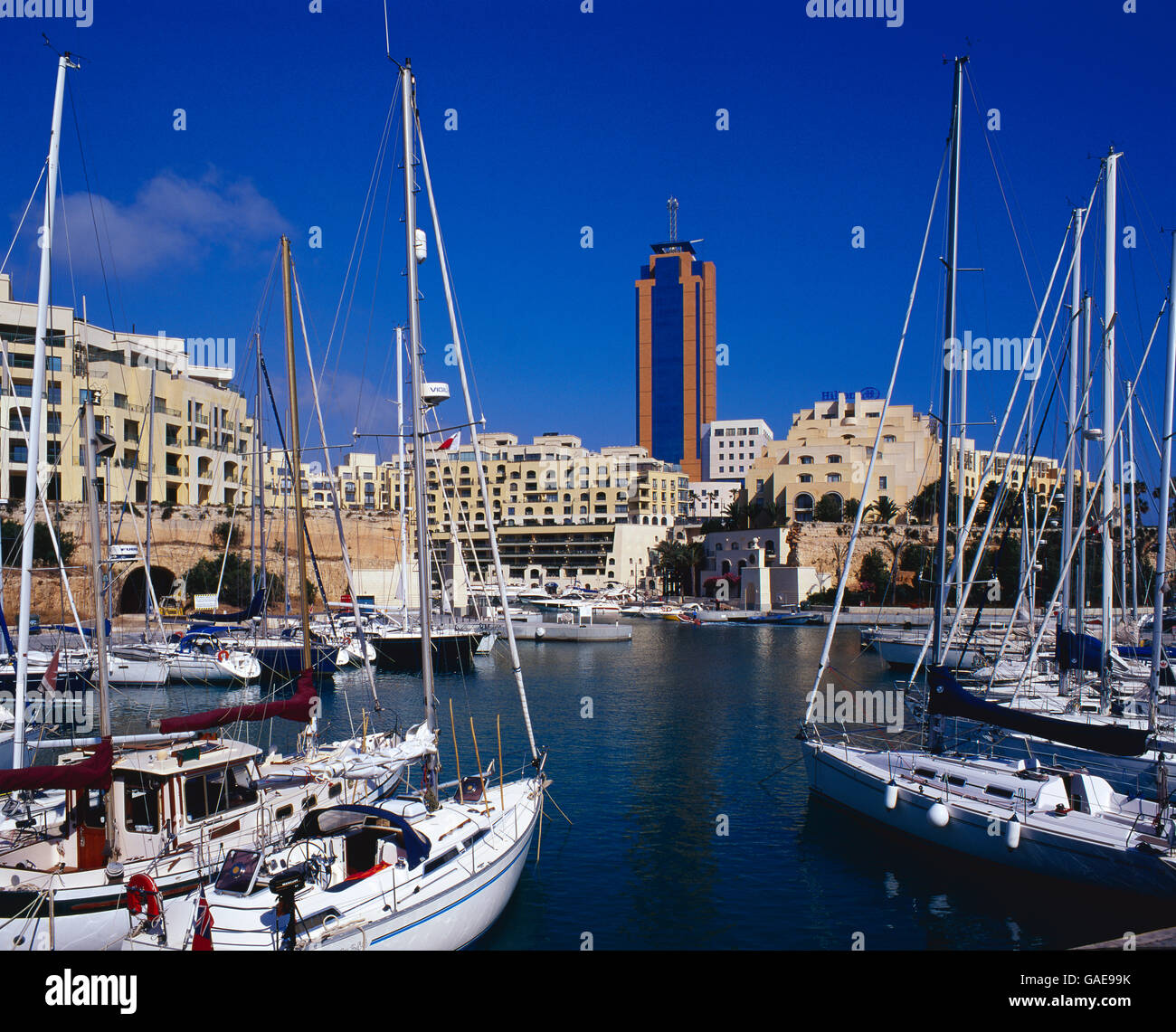 Bateaux, la baie de Spinola, San Ġiljan ou St Julian's, Malte, Europe Banque D'Images