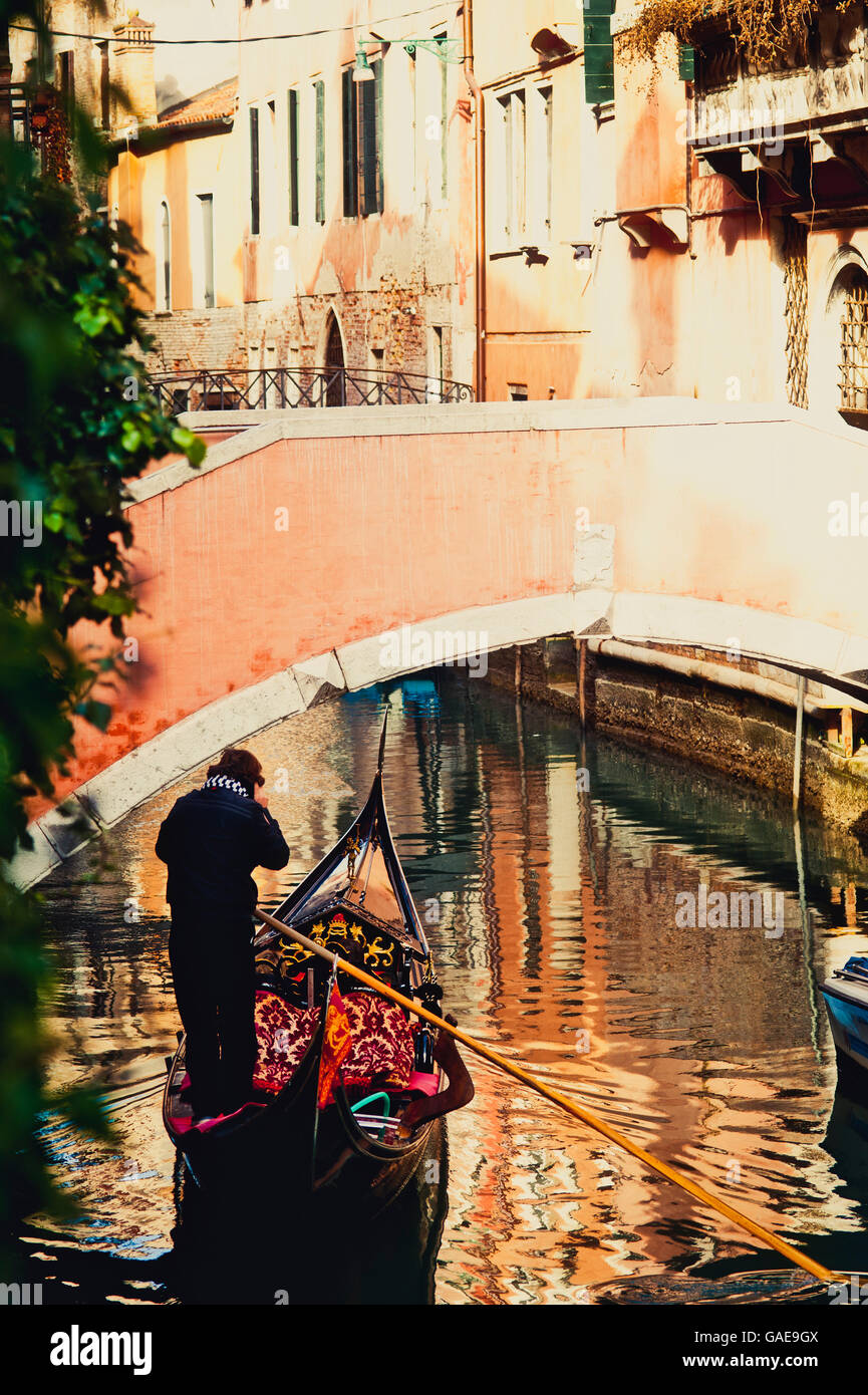Gondolier, Canal, Venice, Venice, Veneto, Italy, Europe Banque D'Images