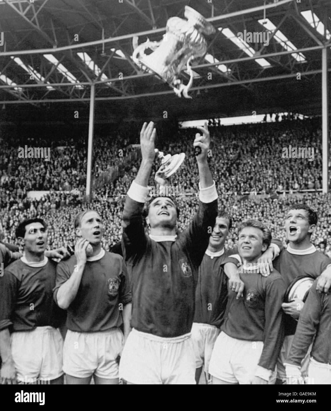 Noel Cantwell (c), de Manchester United, lance la FA Cup dans les airs, sous la surveillance de ses coéquipiers épris (l-r) Tony Dunne, Bobby Charlton, Pat Crerand, Albert Quixall et David Herd Banque D'Images