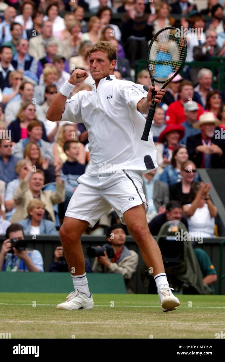Tennis - Wimbledon 2002 - finale pour hommes.David Nalbandian célèbre un point contre Lleyton Hewitt Banque D'Images