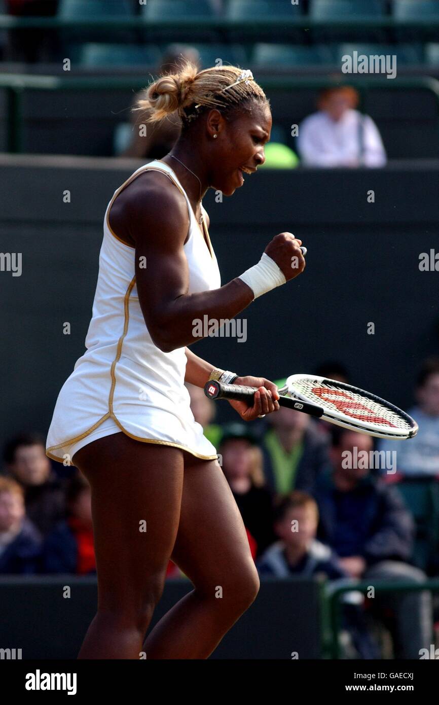 Tennis - Wimbledon 2002 - quart de finale.Serena Williams célèbre la victoire d'un point contre Daniela Hantuchova Banque D'Images