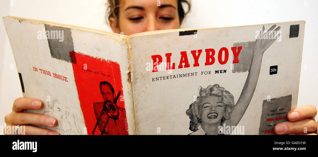 Zoe Schoon, employé de Christie, lit un premier numéro rare du magazine  Playboy de 1953, qui est mis aux enchères à la maison de vente aux enchères  de Christie à Kensington, Londres