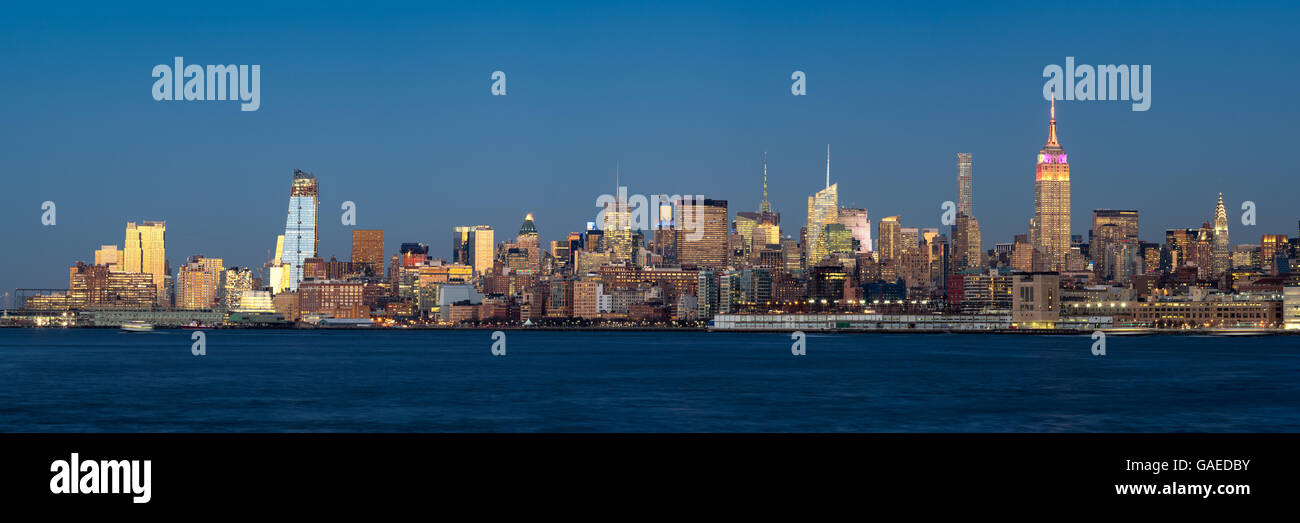 Vue panoramique au crépuscule de Manhattan Midtown West et gratte-ciel lumineux avec la rivière Hudson, New York City Banque D'Images