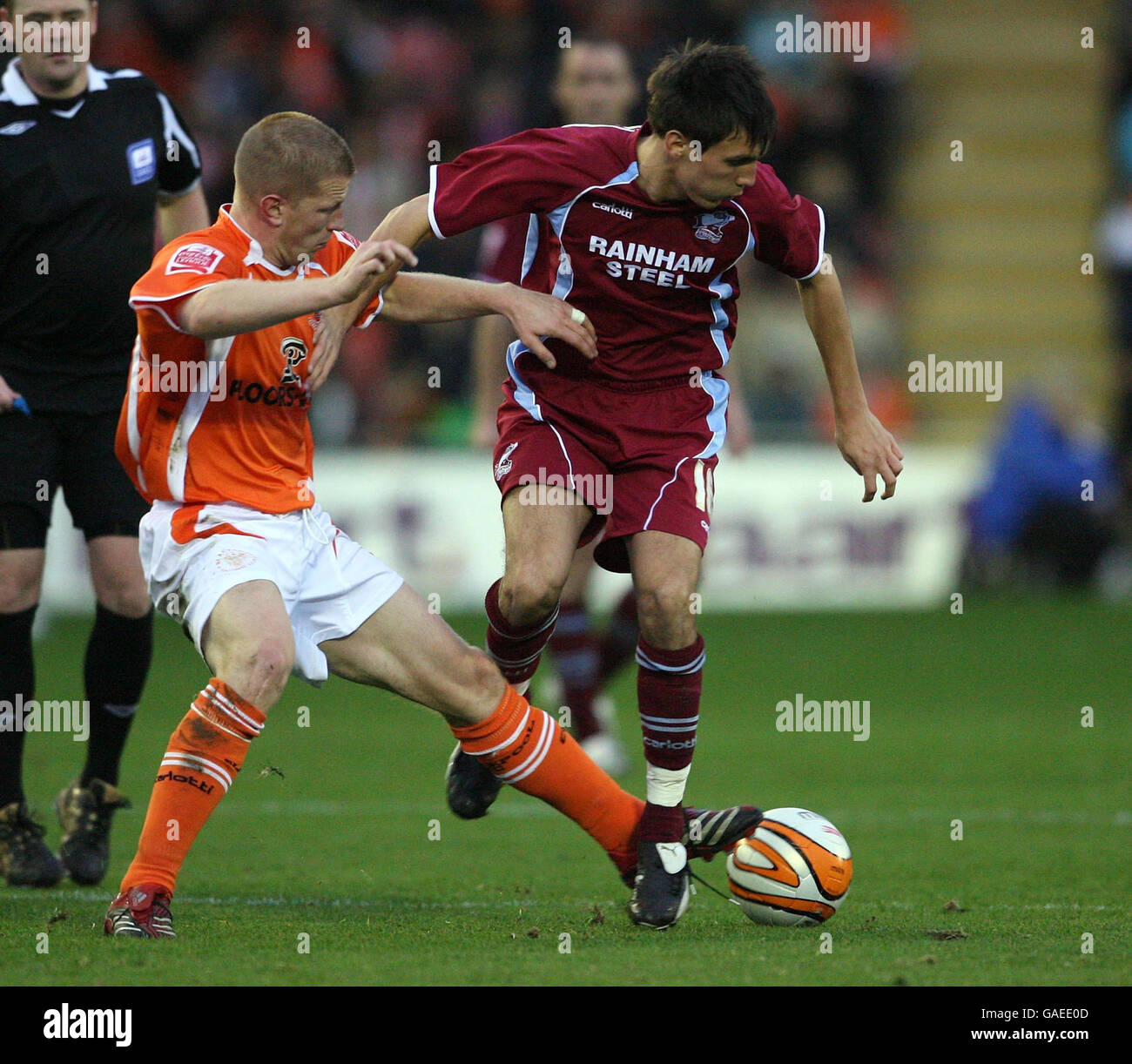 Keith Southern de Blackpool et Jack Cork de Scunthorpe United lors du match de championnat de la ligue de football Coca-Cola à Bloomfield Road, Blackpool. Banque D'Images