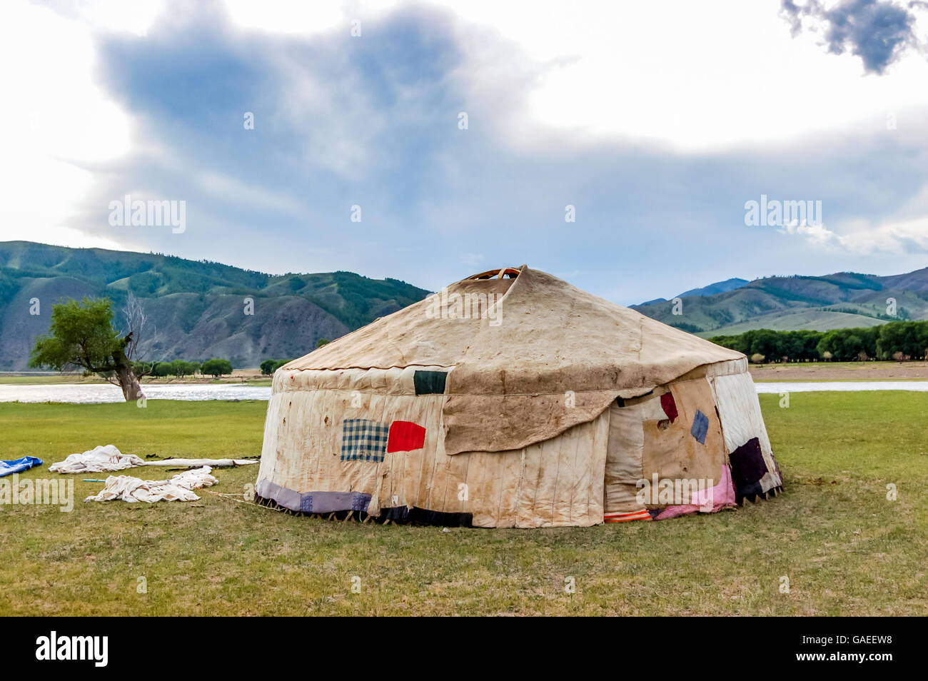 La construction d'une yourte, appelé un ger, sur le nord de steppe mongole khutag ondor. près de village de la province de Bulgan Banque D'Images