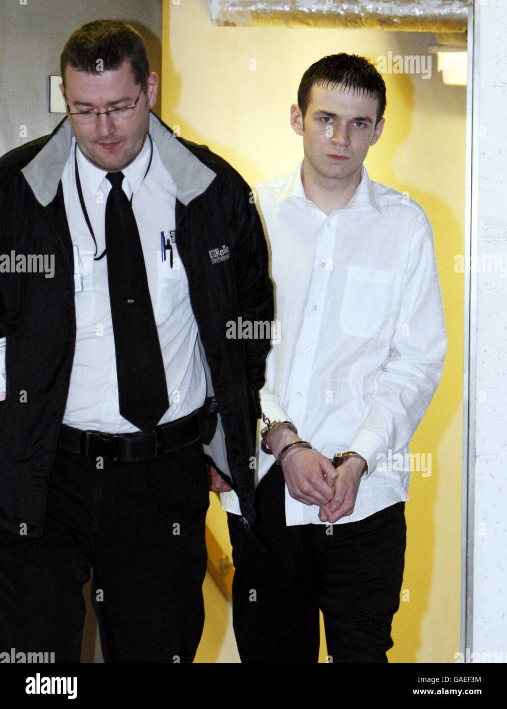 Martin Soutar, 21 ans, est conduit à la haute Cour d'Édimbourg après sa condamnation de l2 pour le meurtre haineux et brutal de James Kerr, un employé du conseil gay. Banque D'Images