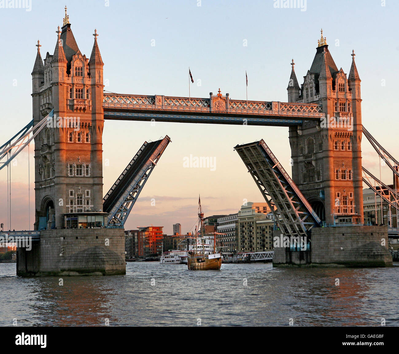 Tower Bridge est élevé comme le Johnny Roger, le navire pirate de Capital FM, navigue vers le haut de la Tamise pour promouvoir la compétition aérienne "UN Shipload of Cash" en conjonction avec la sortie de Pirates des Caraïbes 3 sur DVD, Londres. Banque D'Images