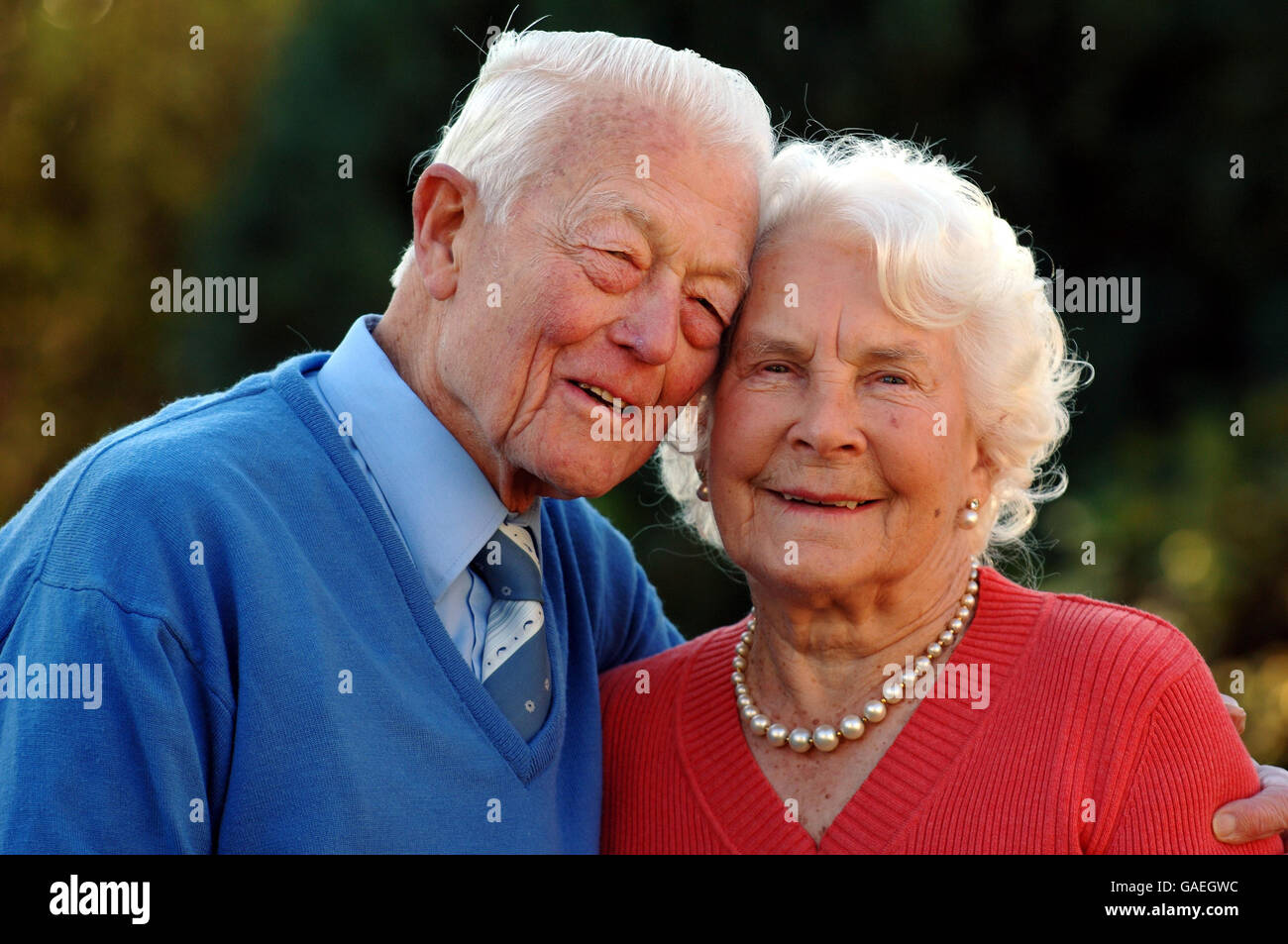 Gordon et Molly Bailey, de Hayes, Middlesex, qui partagent leur anniversaire de mariage de diamants le 20 novembre avec la reine Elizabeth II et le duc d'Édimbourg. Banque D'Images