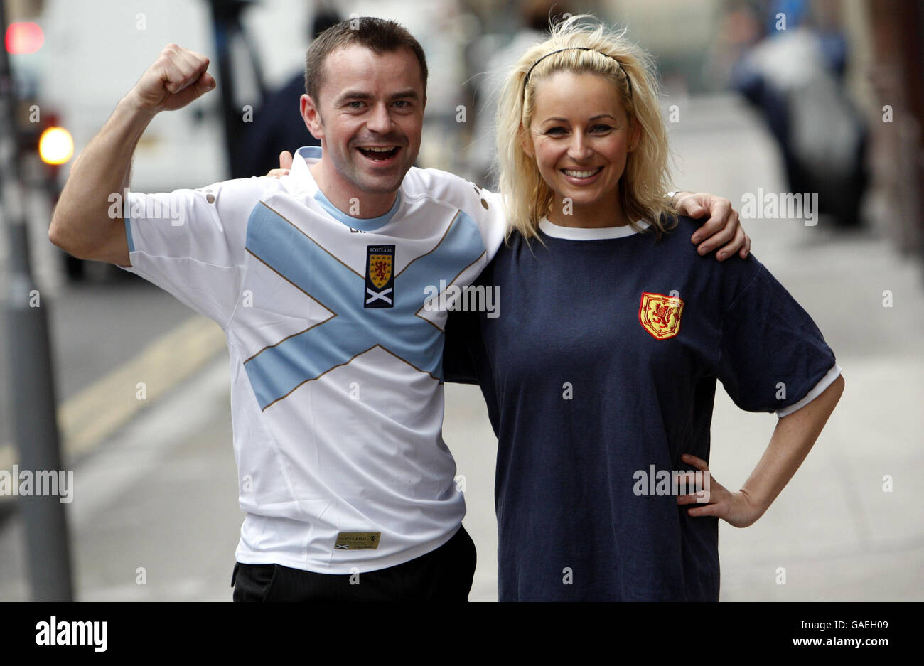 Employés et fans écossais Ross Murray et Roksana Kowalska devant le restaurant Fratelli Aarti à Glasgow, avant le match de qualification européen 2008 de l'Écosse contre l'Italie. Banque D'Images