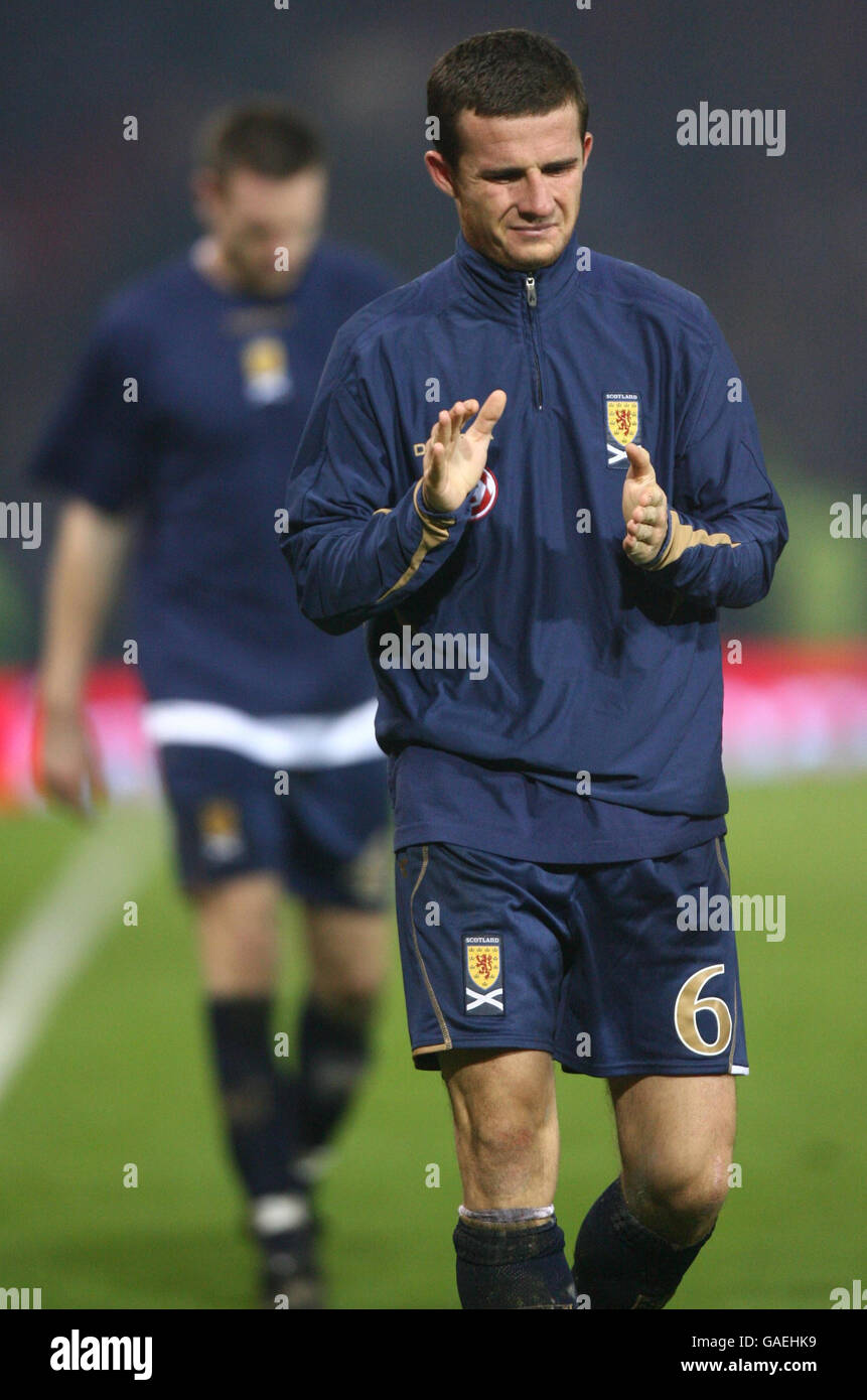 Barry Ferguson, en Écosse, apparaît abattu sur leur tour d'honneur après le match de qualification du groupe B du Championnat d'Europe de l'UEFA 2008 à Hampden Park, Glasgow. Date de la photo: Samedi 17 novembre 2007. Voir PA Story FOOTBALL Scotland. Le crédit photo devrait se lire comme suit : Nick Potts/PA Wire. RESTRICTIONS : l'utilisation est soumise à des restrictions. Utilisation commerciale uniquement avec l'accord écrit préalable de la Scottish FA. Banque D'Images