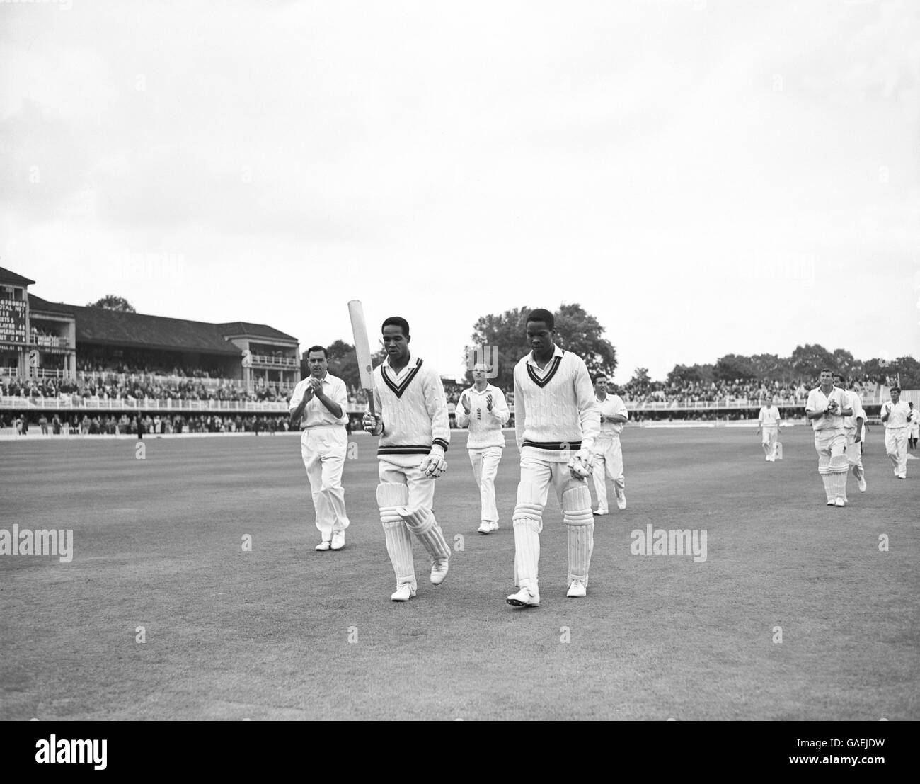 (G-D) Gary Sobers, de West Indies, reconnaît la foule lorsqu'il entre avec David Holford à la fin de la quatrième journée de jeu, après avoir obtenu 121 points Banque D'Images