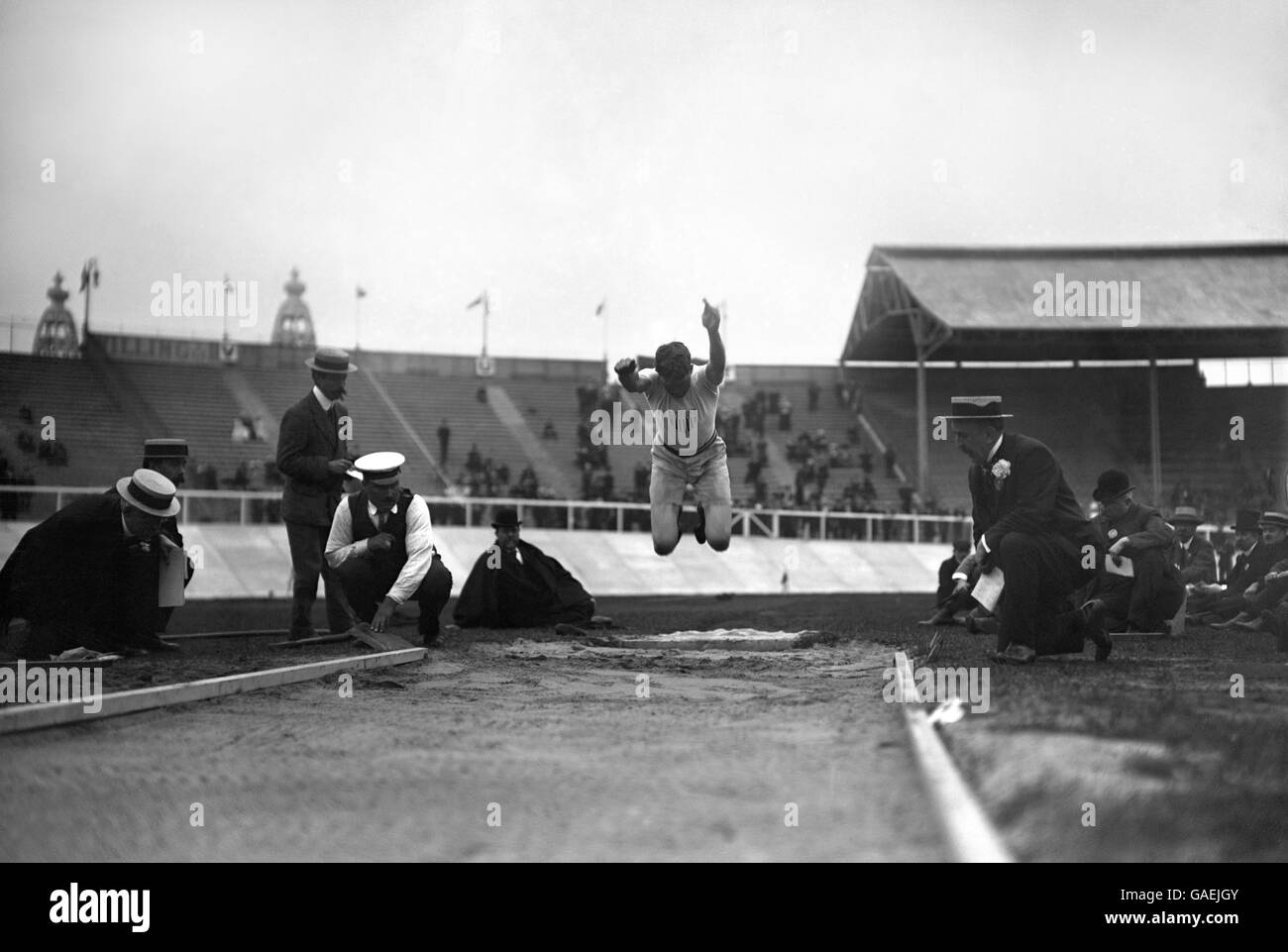 Jeux Olympiques d'été 1908 - Athlétisme - Stade de White City.L'un des sept concurrents américains en action pendant l'événement de saut long masculin. Banque D'Images