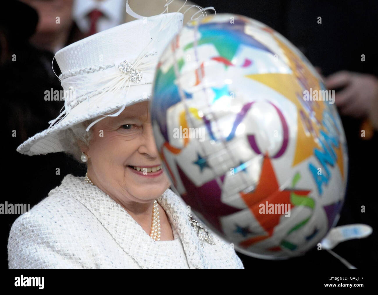 La reine Elizabeth II de Grande-Bretagne dévoile un « panneau panoramique Jubilee Walkway » sur la place du Parlement de Londres, qui représente l'abbaye de Westminster et une partie du texte fera référence à l'anniversaire du mariage du diamant de la reine qu'elle a célébré aujourd'hui avec le duc d'Édimbourg. Banque D'Images