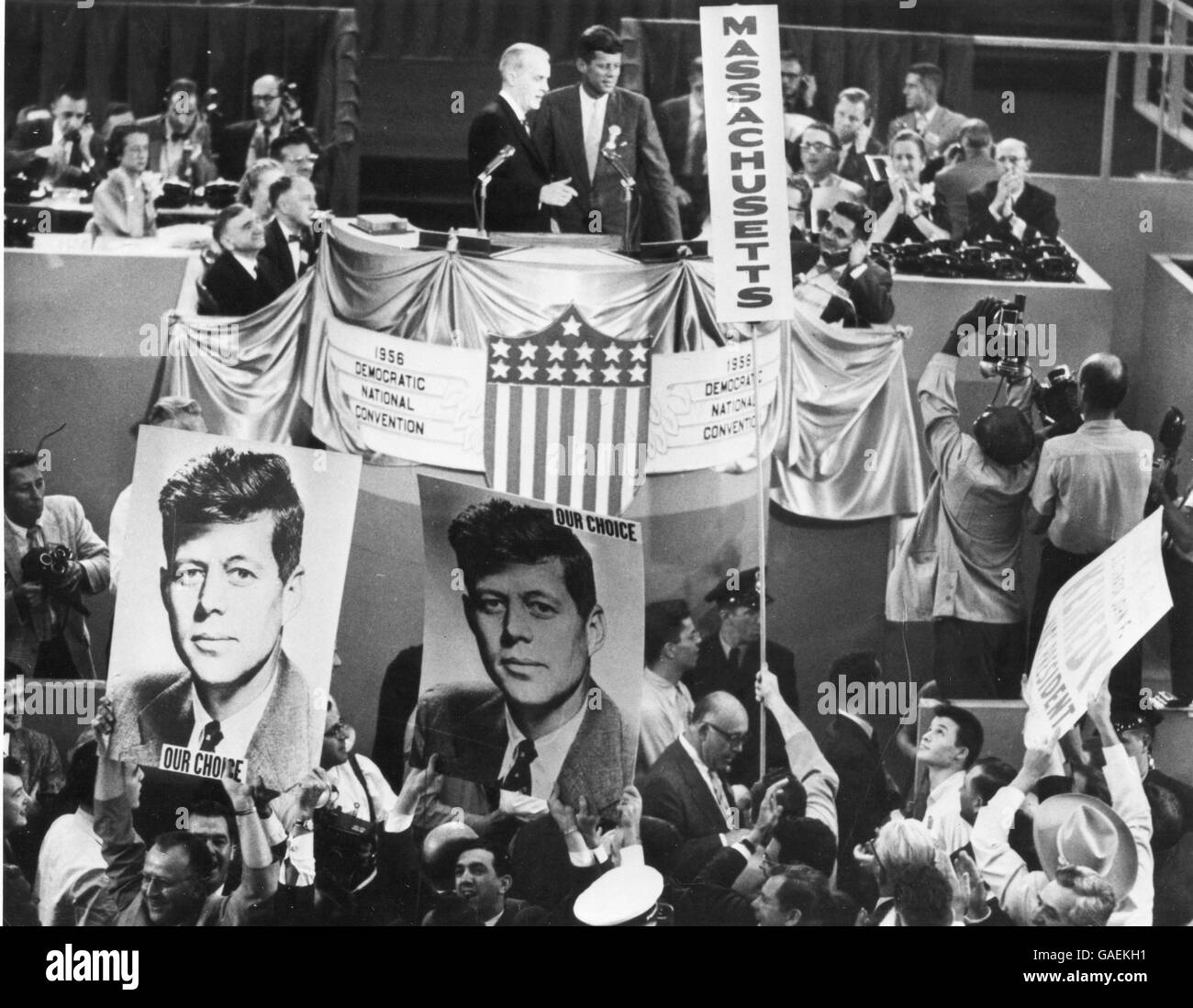 Un jeune John F. Kennedy debout sur le podium lors de la Convention nationale 1956 après son discours de concession. Banque D'Images