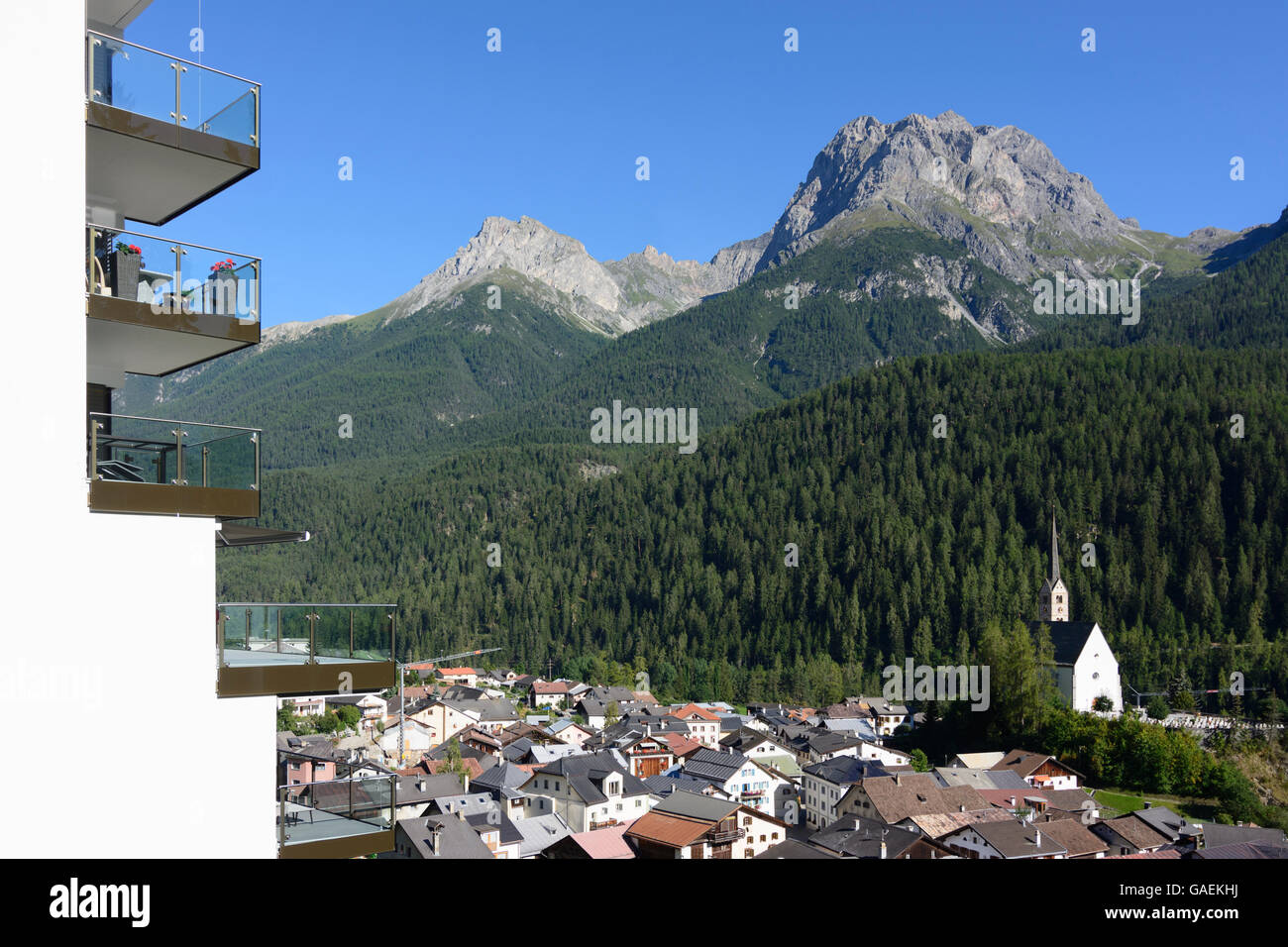 Scuol (Schuls) Vue d'un appartement maison à Scuol Scuol ( ) , la vallée de l'Inn et le Piz Lischana Suisse Grisons, Griso Banque D'Images