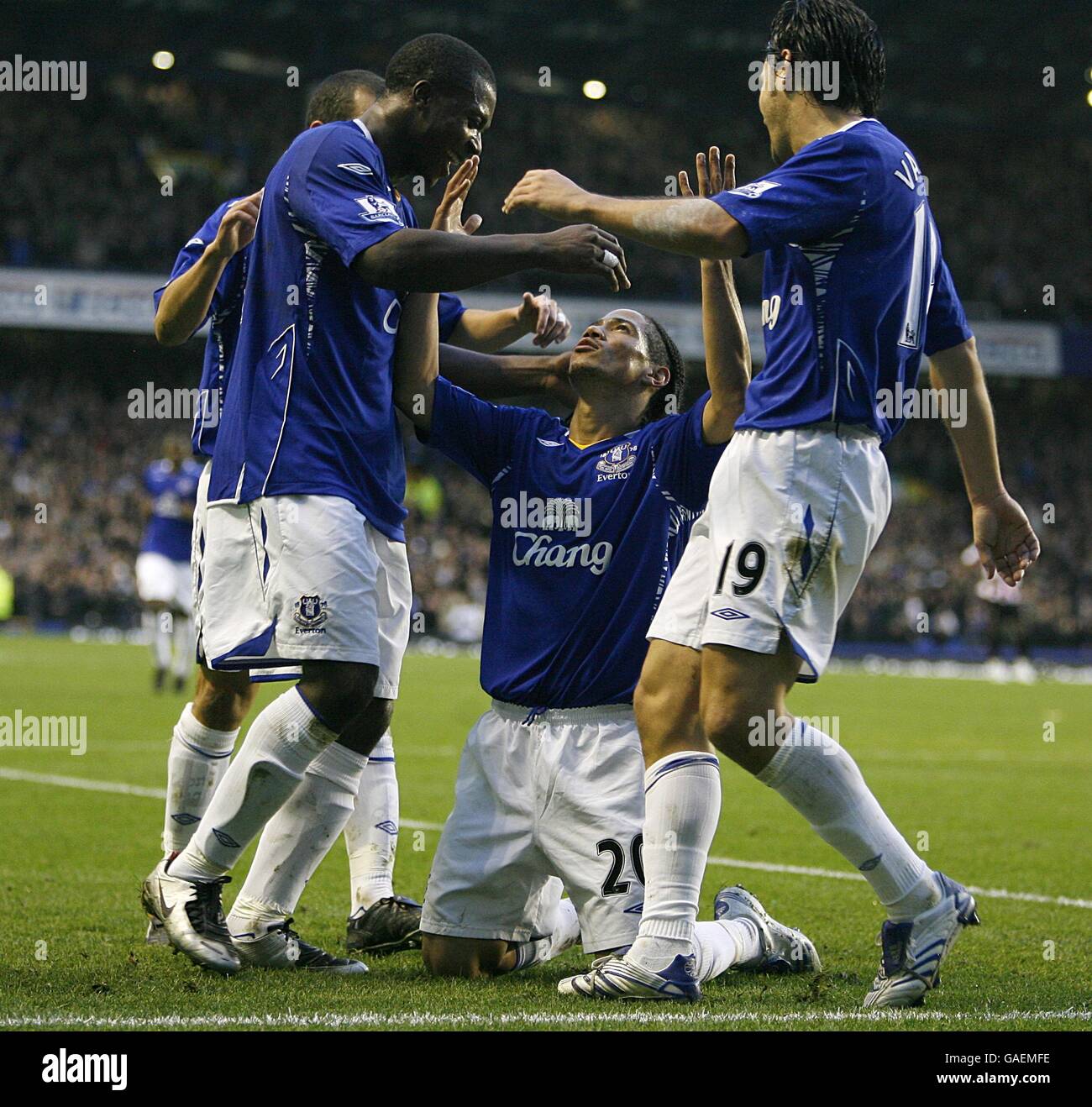 Steven Pienaar d'Everton (c) célèbre après avoir obtenu le troisième but avec ses coéquipiers Banque D'Images