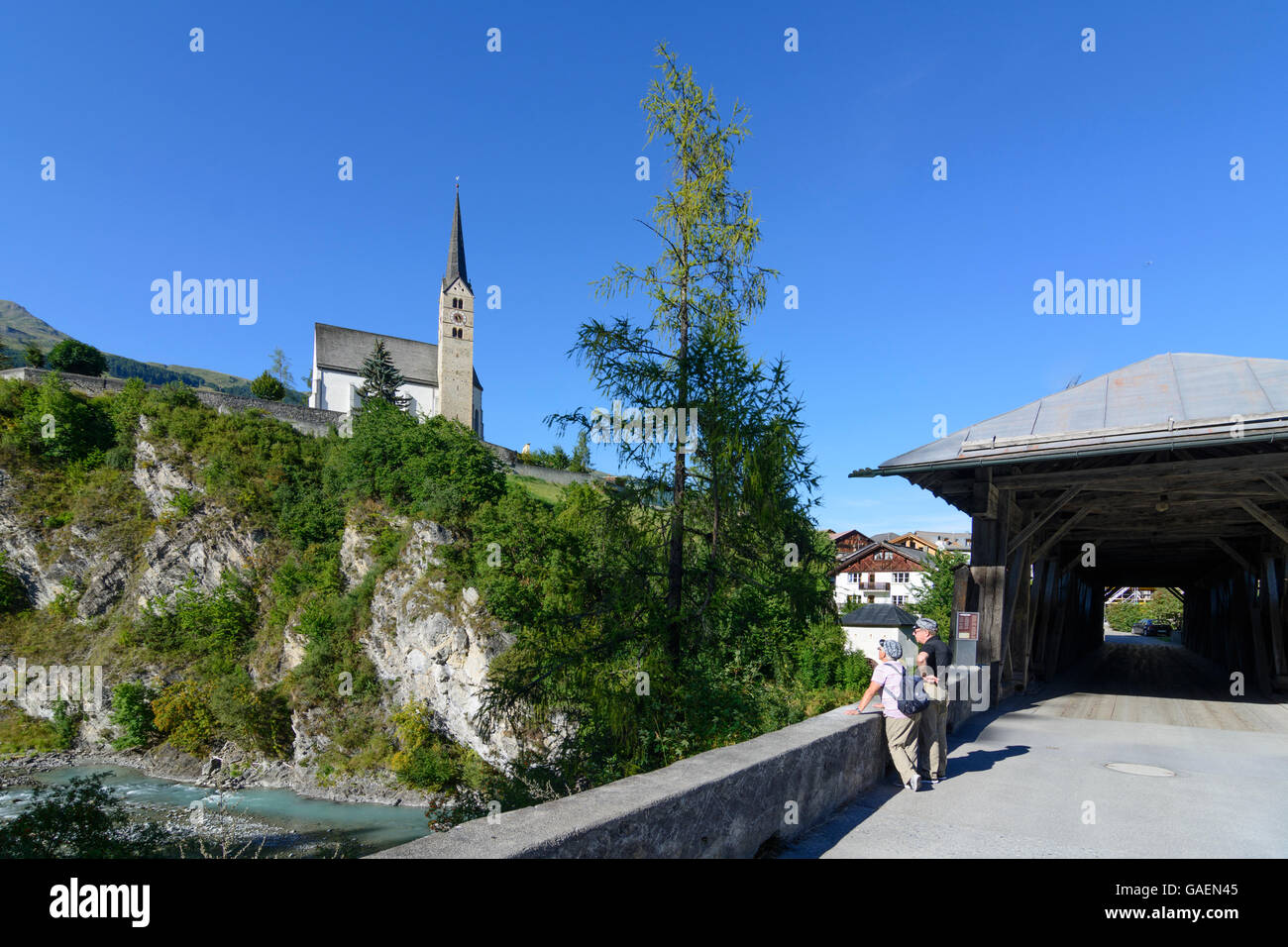 Scuol (Schuls) Couverts pont de bois sur l'Inn et l'Église Protestante Suisse Graubünden, Grisons, Unterengadin Engadi inférieur Banque D'Images
