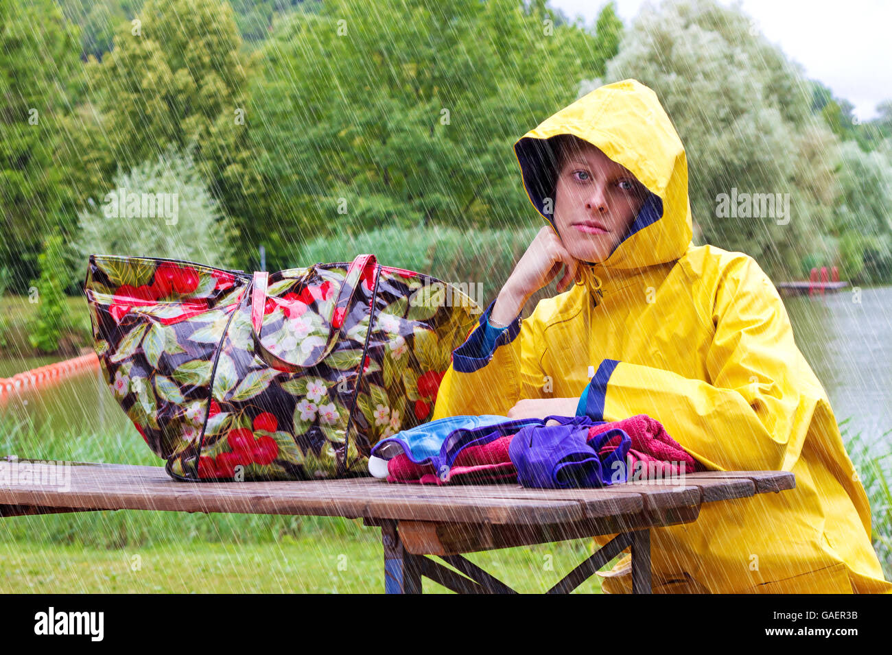Jeune femme déçu dans la pluie Banque D'Images